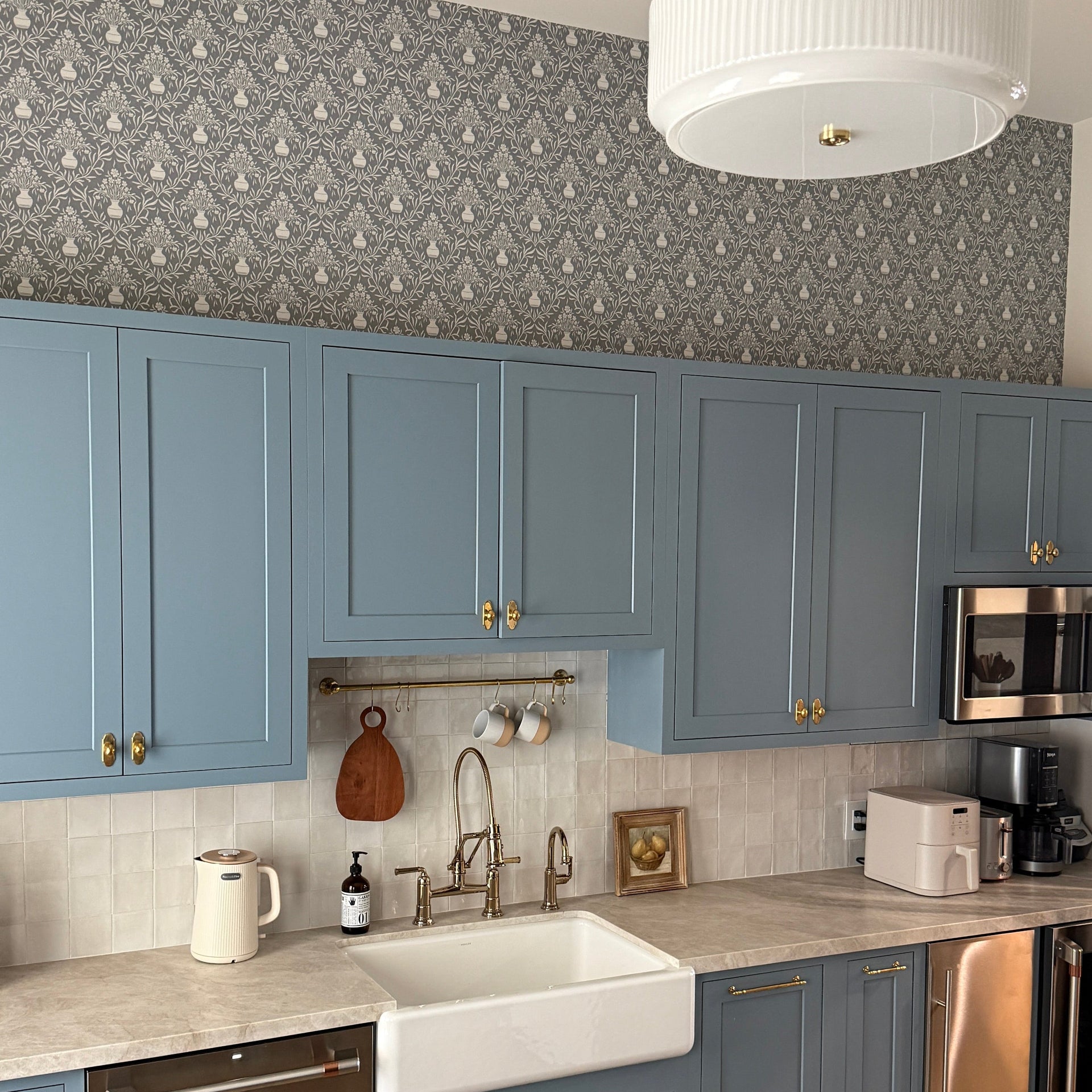 Adela grey and white floral patterned wallpaper