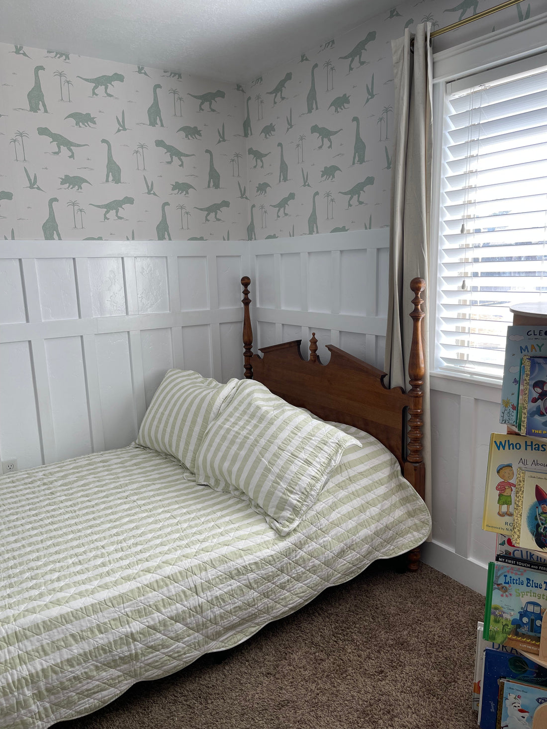 Arlo Whimsical Wallpaper in Sage-Green and Off-White