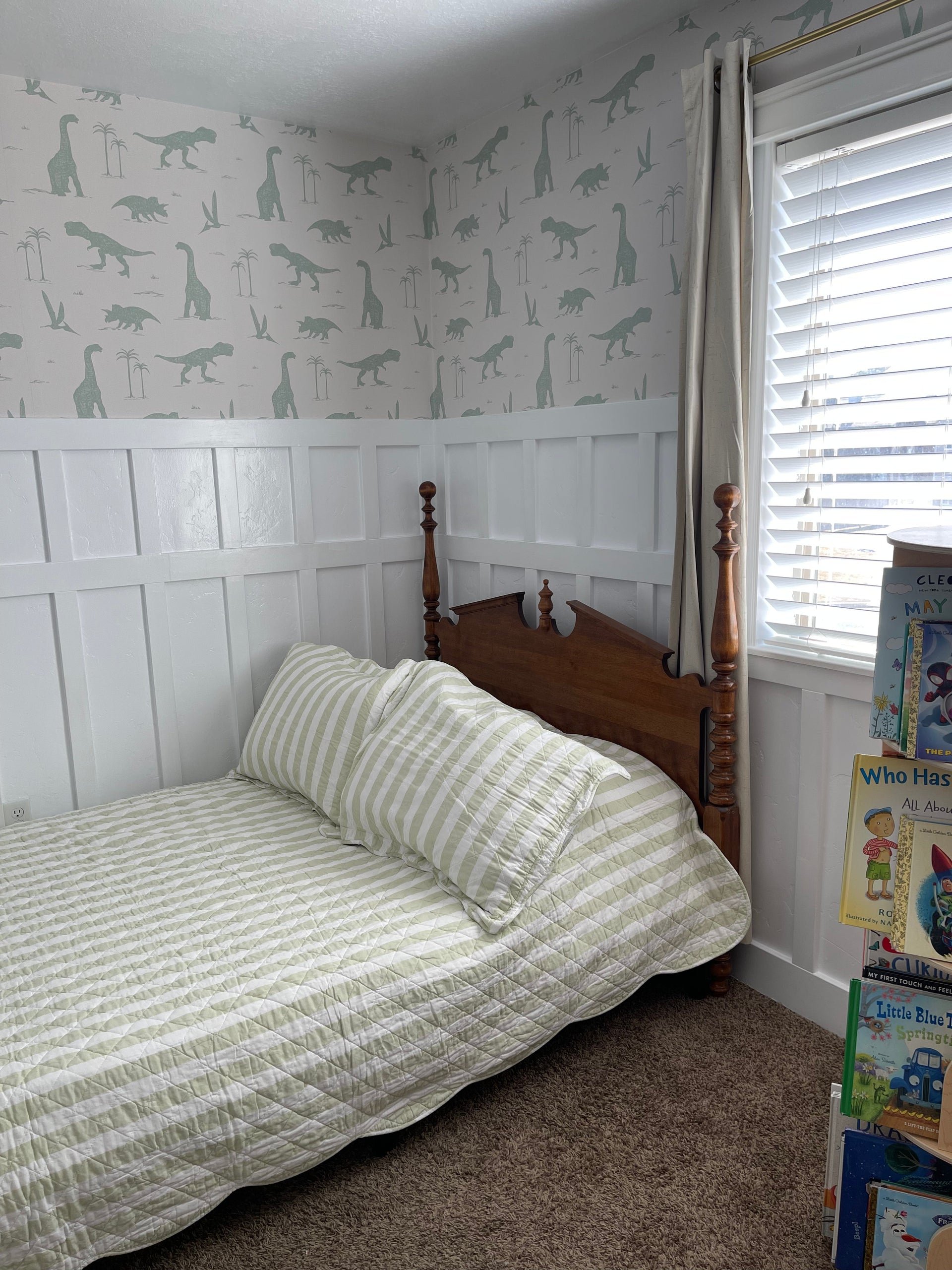 Arlo Whimsical Wallpaper in Sage-Green and Off-White