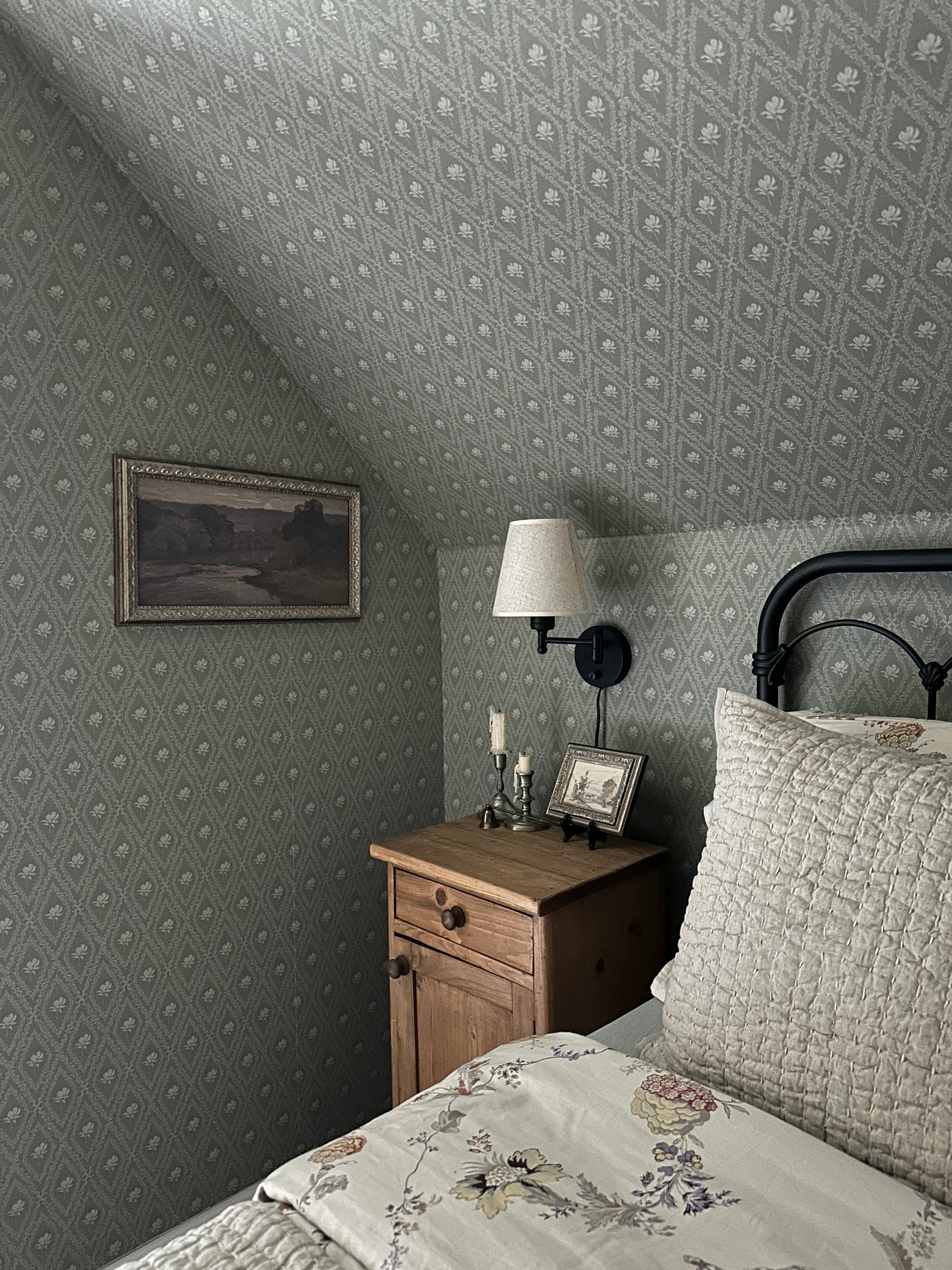 Violet Floral Removable Wallpaper for Modern Home Decor