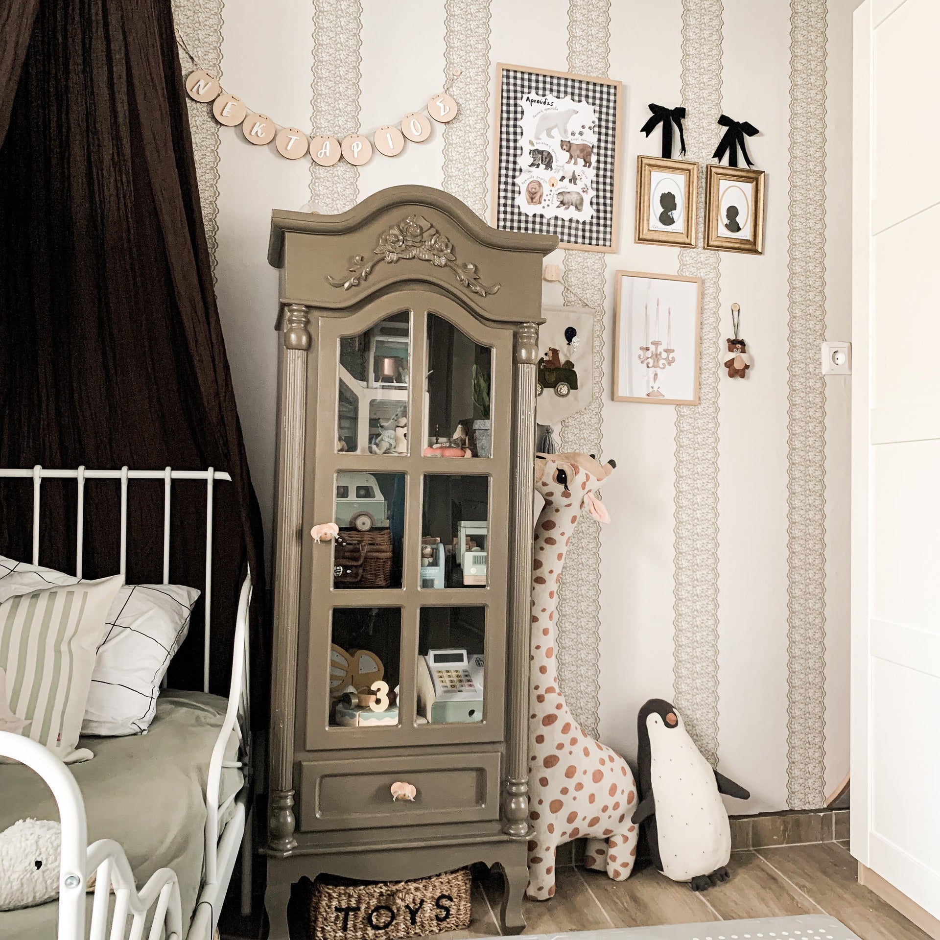 Clara Floral Removable Wallpaper - Vintage Shabby-Chic