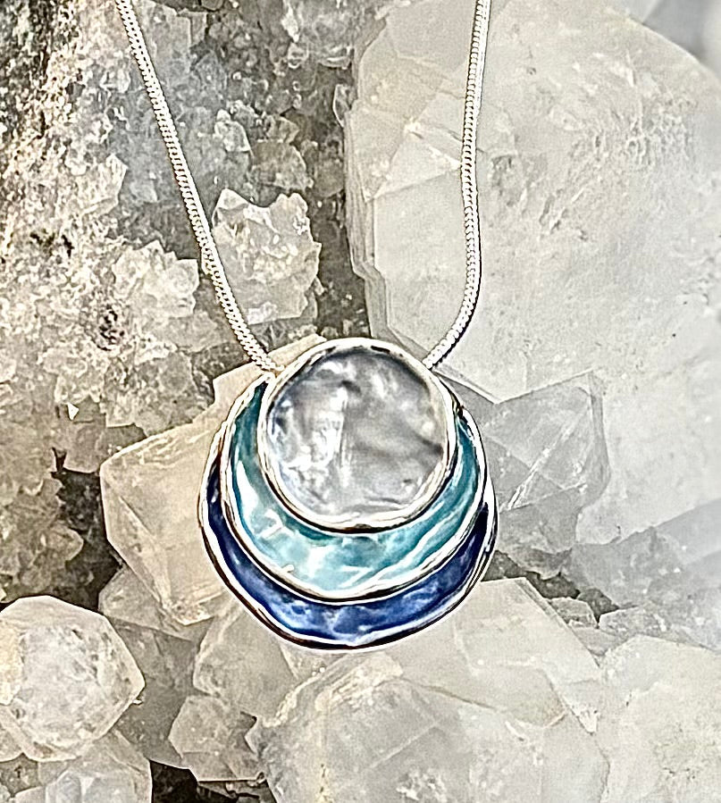 Coastal Glow Layered Shell Pendant Necklace – Gold or Silver Tone | Beach-Inspired Collarbone Necklace