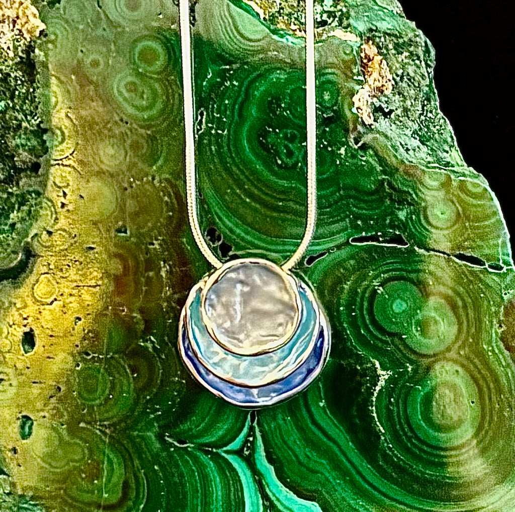 Coastal Glow Layered Shell Pendant Necklace – Gold or Silver Tone | Beach-Inspired Collarbone Necklace