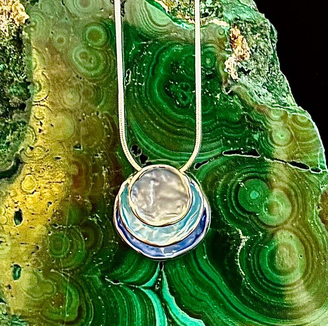 Coastal Glow Layered Shell Pendant Necklace – Gold or Silver Tone | Beach-Inspired Collarbone Necklace