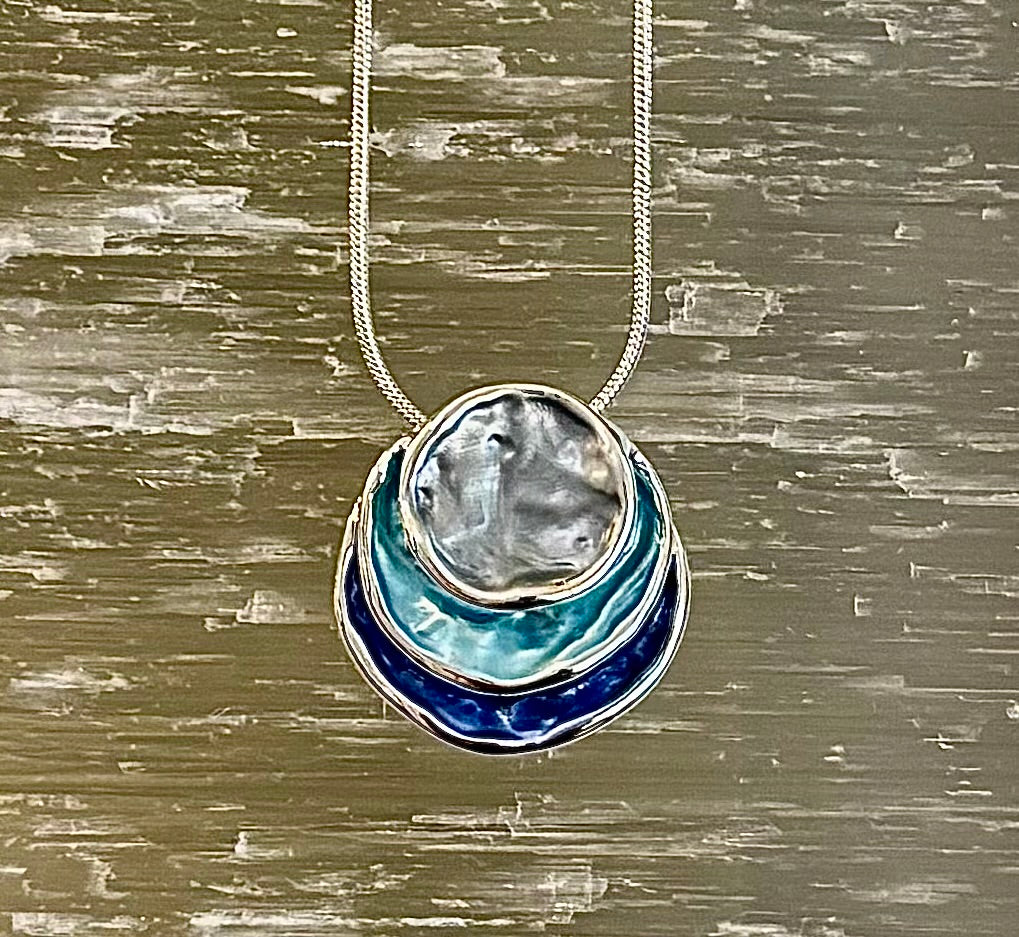 Coastal Glow Layered Shell Pendant Necklace – Gold or Silver Tone | Beach-Inspired Collarbone Necklace