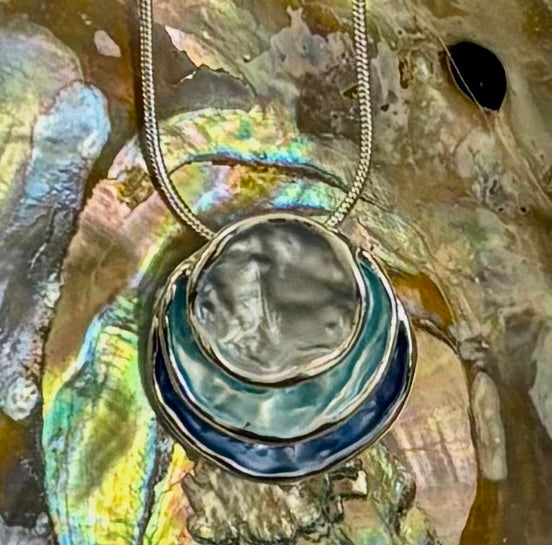 Coastal Glow Layered Shell Pendant Necklace – Gold or Silver Tone | Beach-Inspired Collarbone Necklace