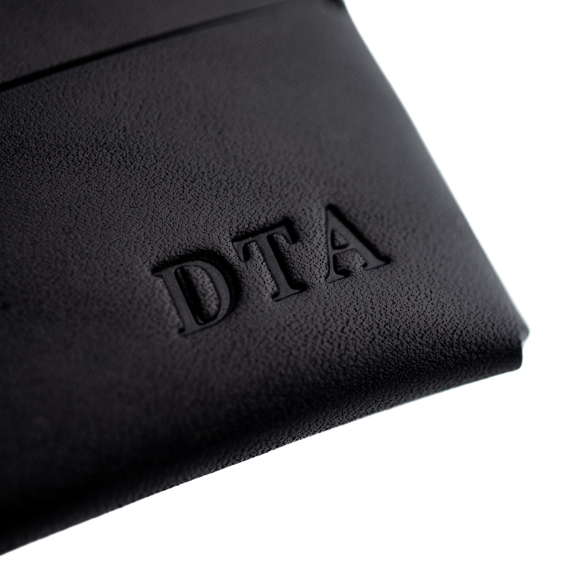 The Franklin Minimalist Full-Grain Leather Wallet in Black