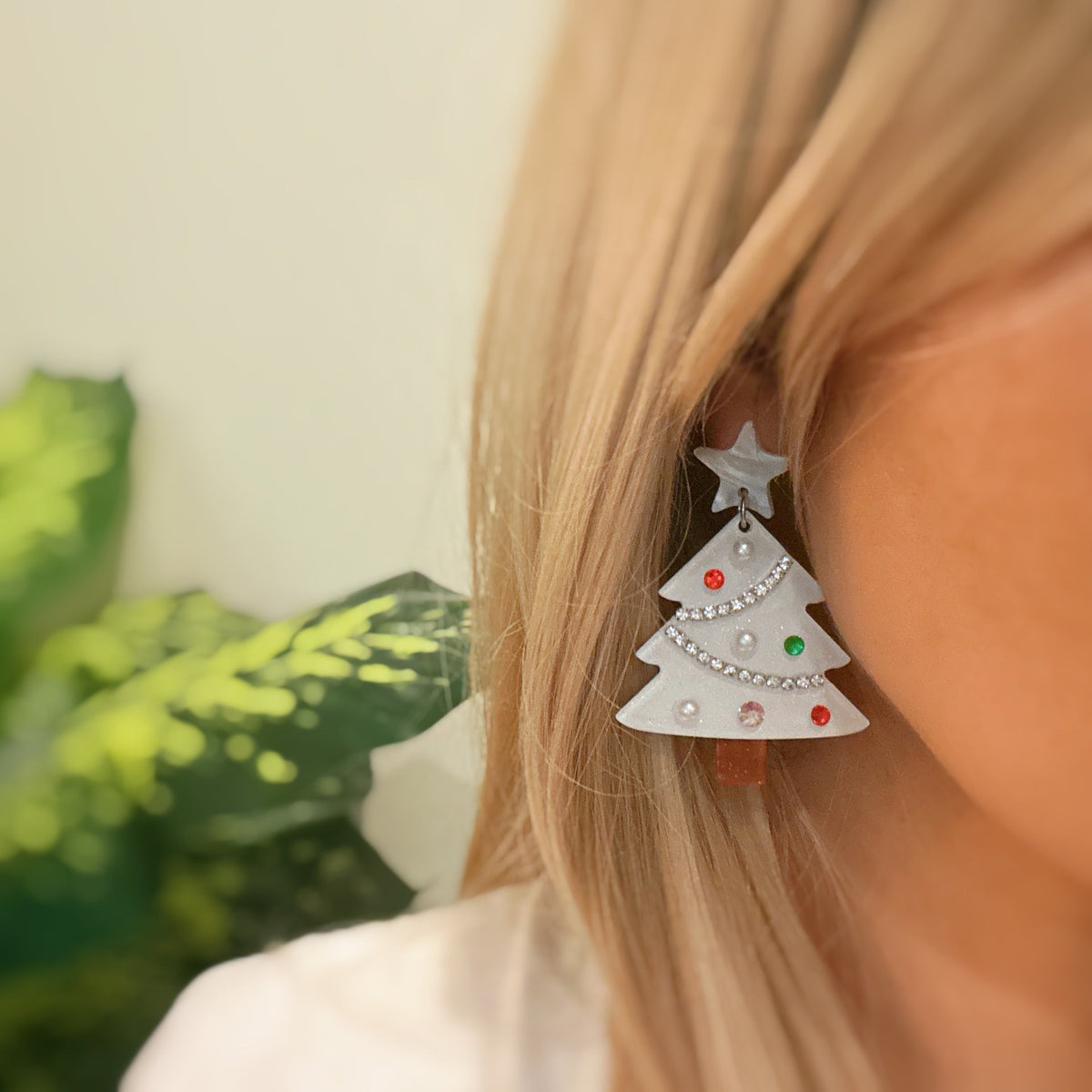 Winter Wonderland Christmas Tree Dangle Earrings White Acrylic - Image 5