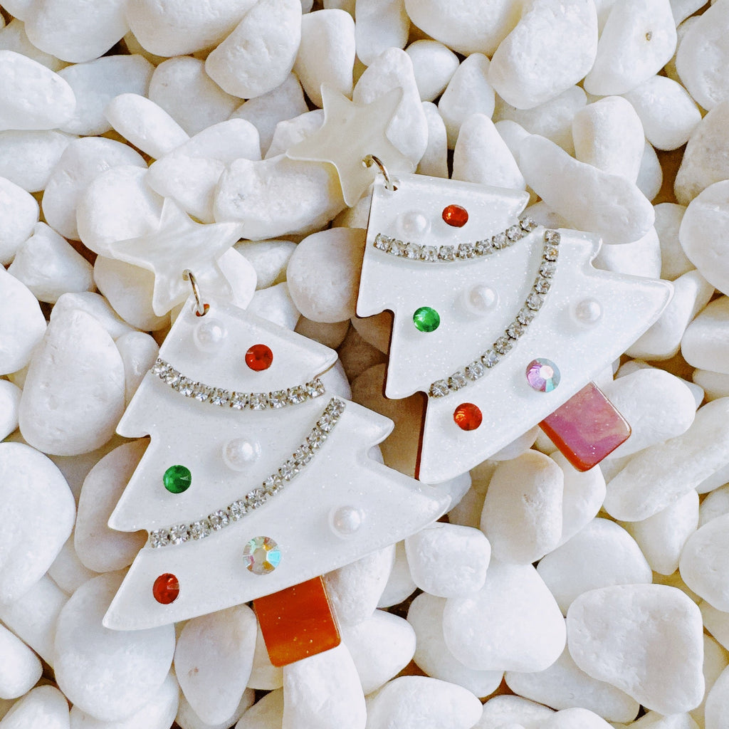 Winter Wonderland Christmas Tree Dangle Earrings White Acrylic - Image 2