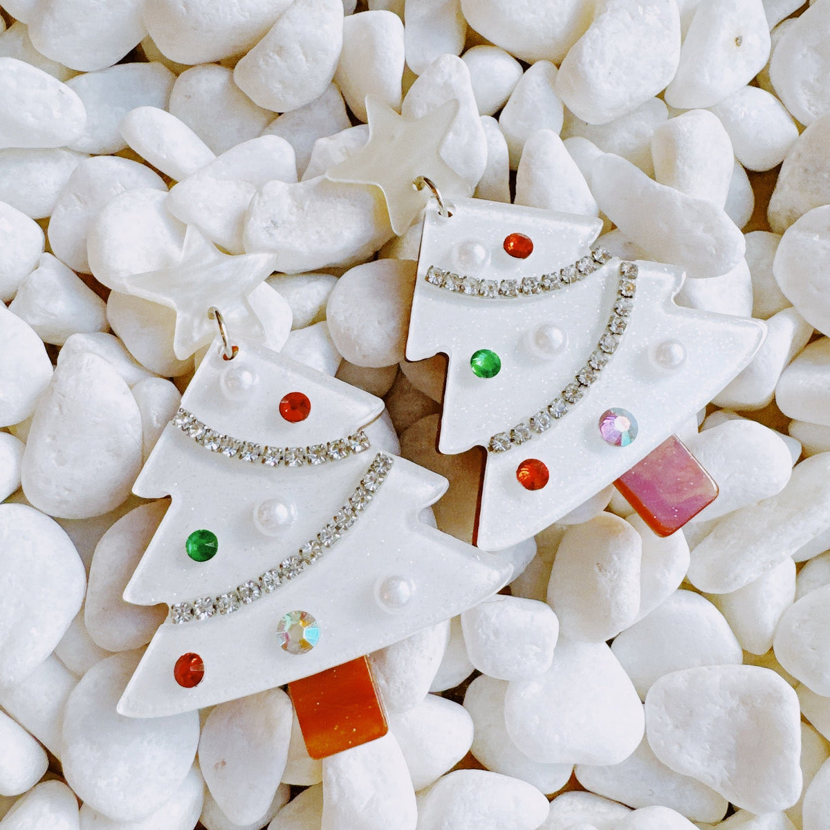 Winter Wonderland Christmas Tree Dangle Earrings White Acrylic - Image 2