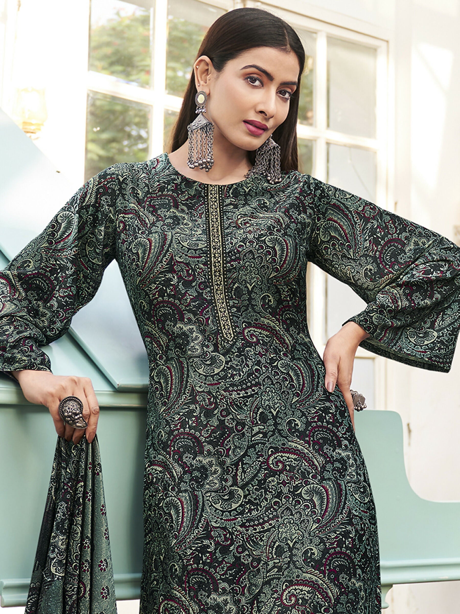 Women's Green Velvet Kurta Set with Resham Thread Work and Print