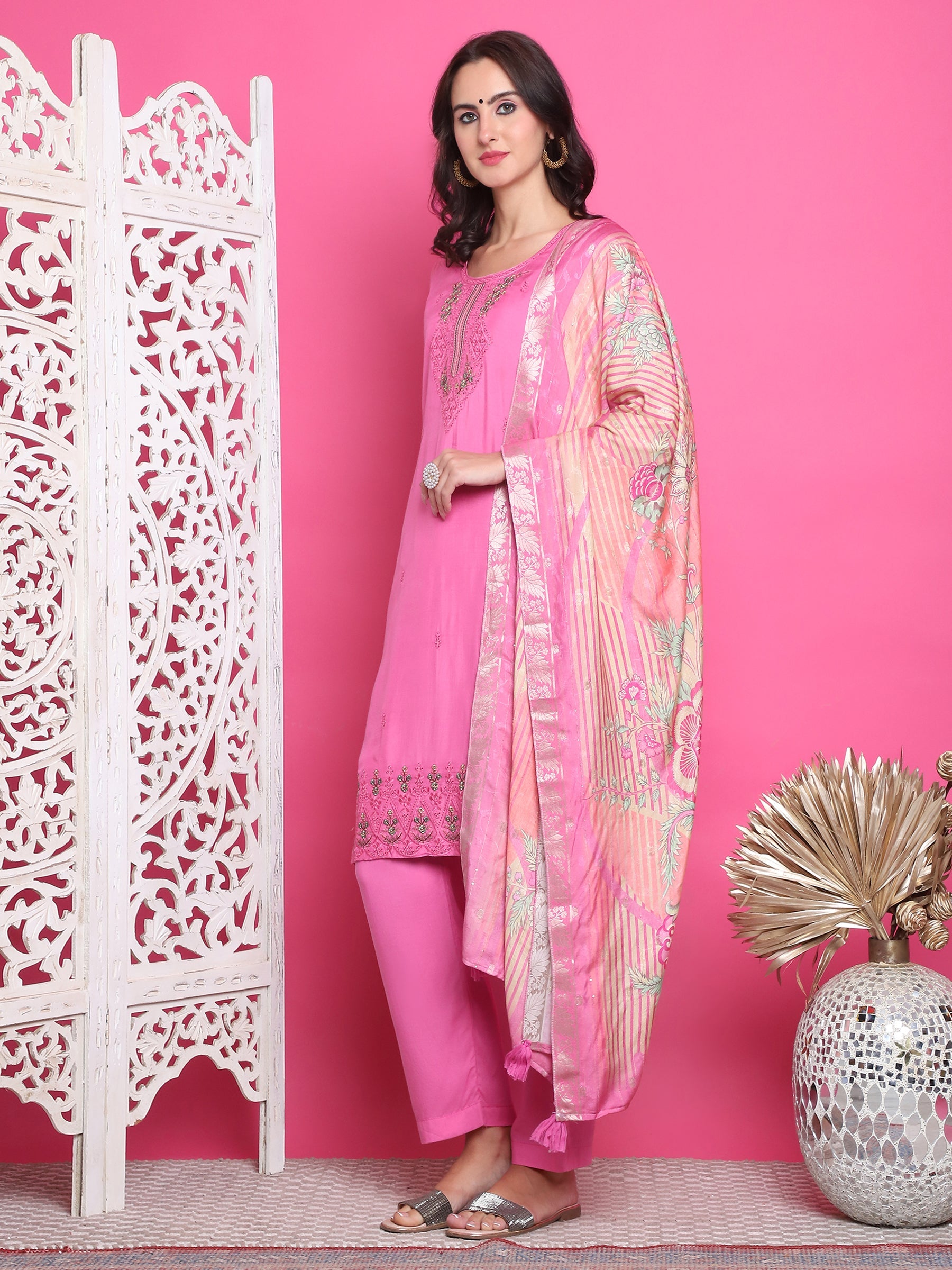 Women's Pink Muslin Floral Resham Embroidery Kurta Set