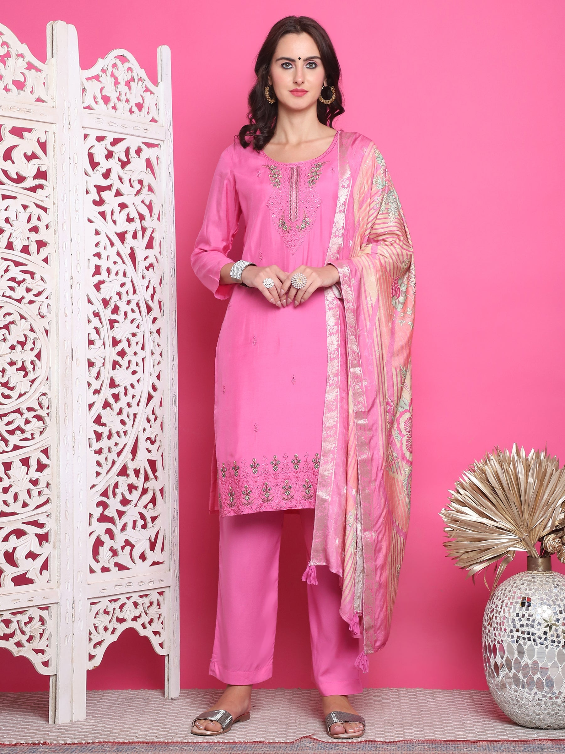 Pink muslin kurta set with detailed floral Resham embroidery