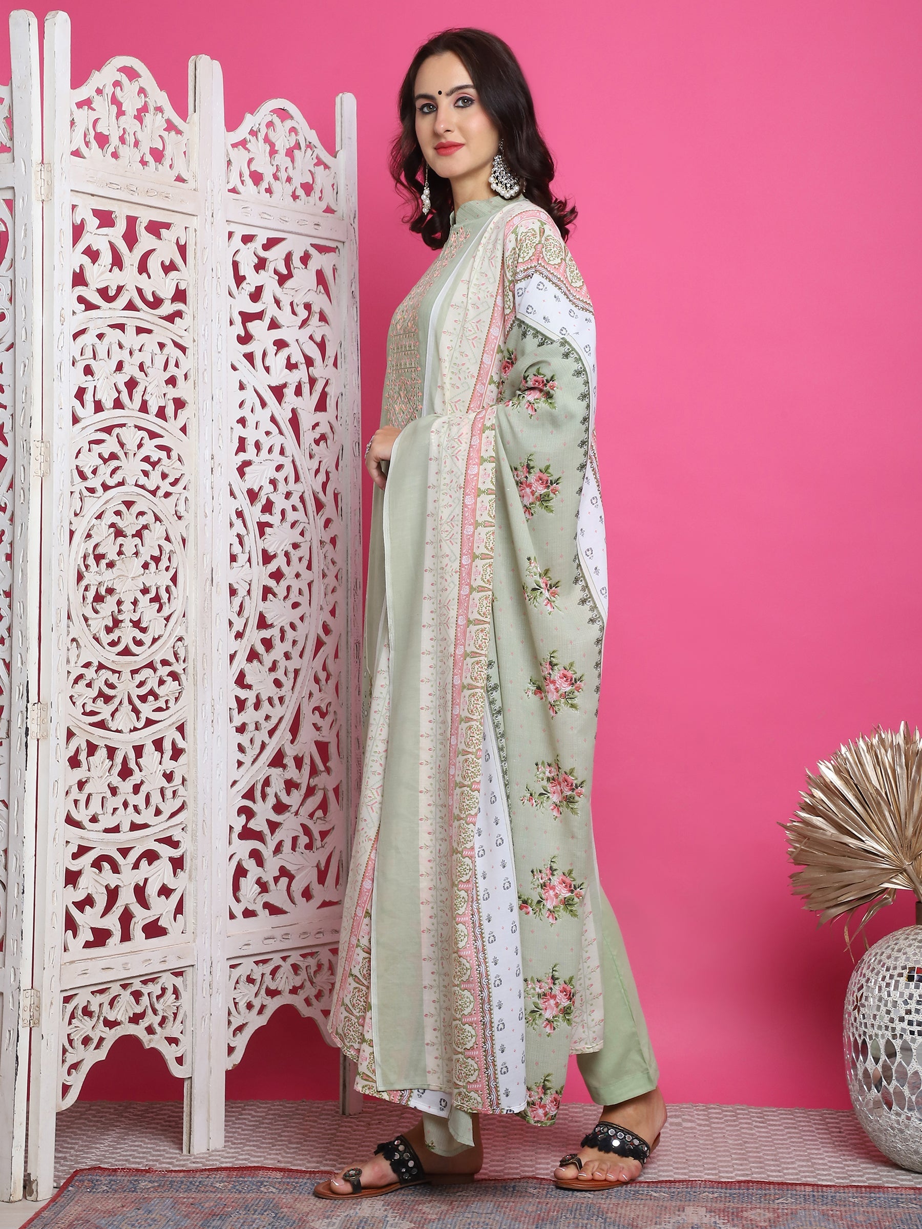 Women's Green Cotton Floral Kurta Set with Resham Thread Work
