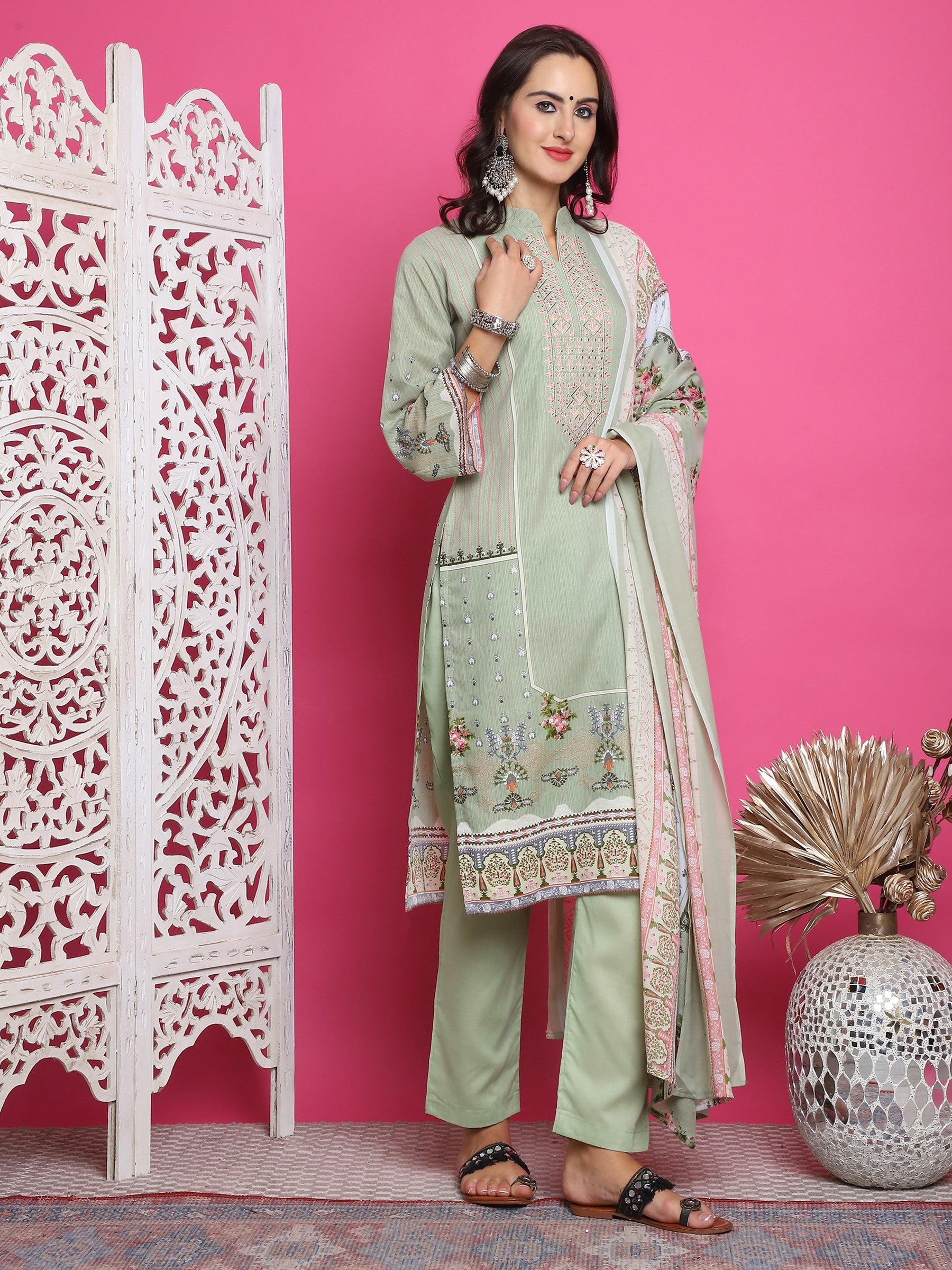 Women's Green Cotton Floral Kurta Set with Resham Thread Work