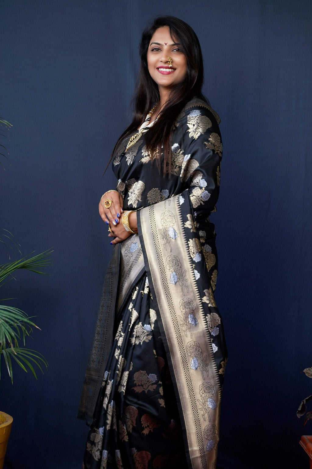 Women's Black Handloom Banarasi Silk Saree with Zari Weaving