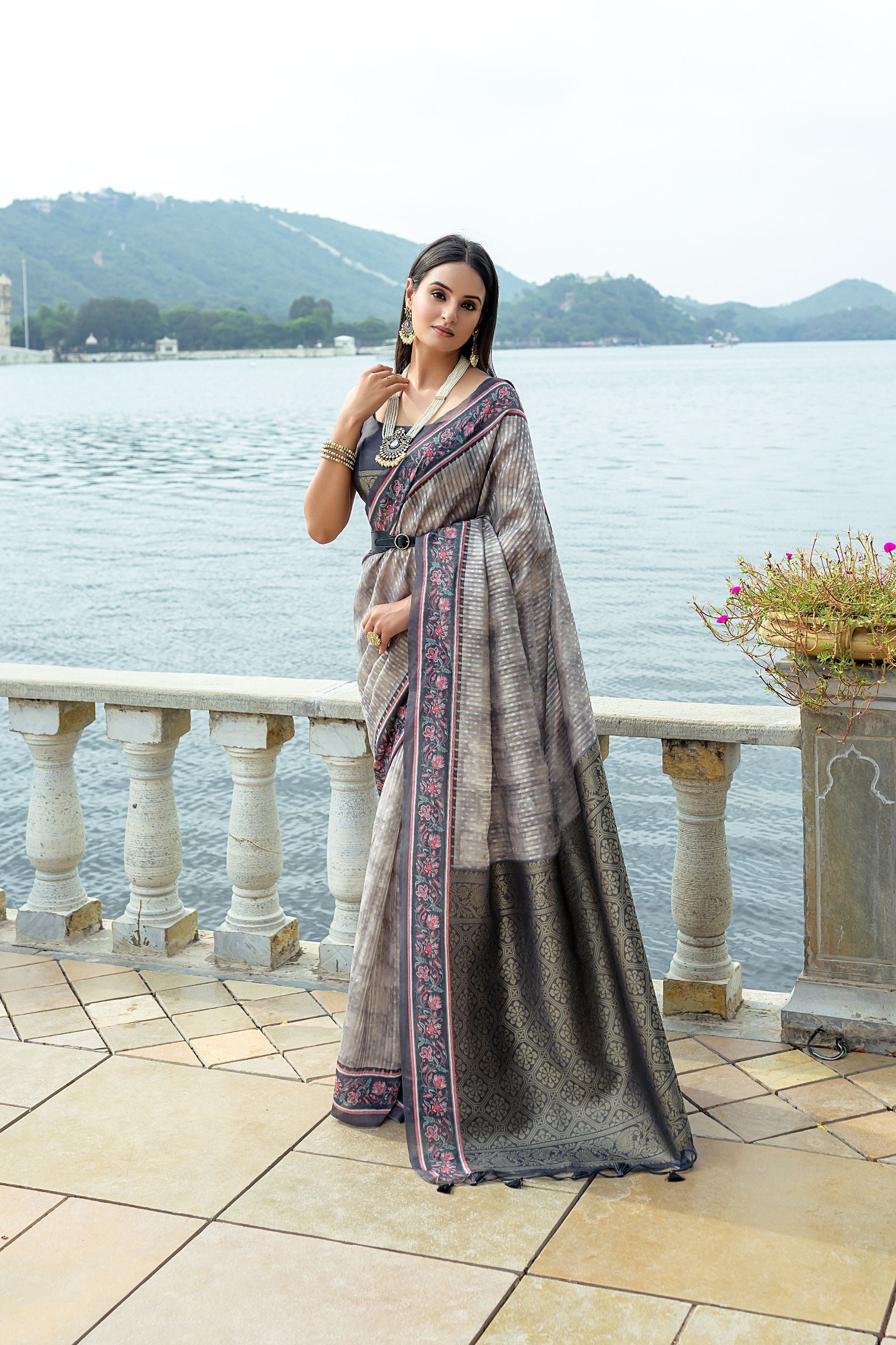 Grey Soft Silk Zari Woven Traditional Saree with Blouse Piece