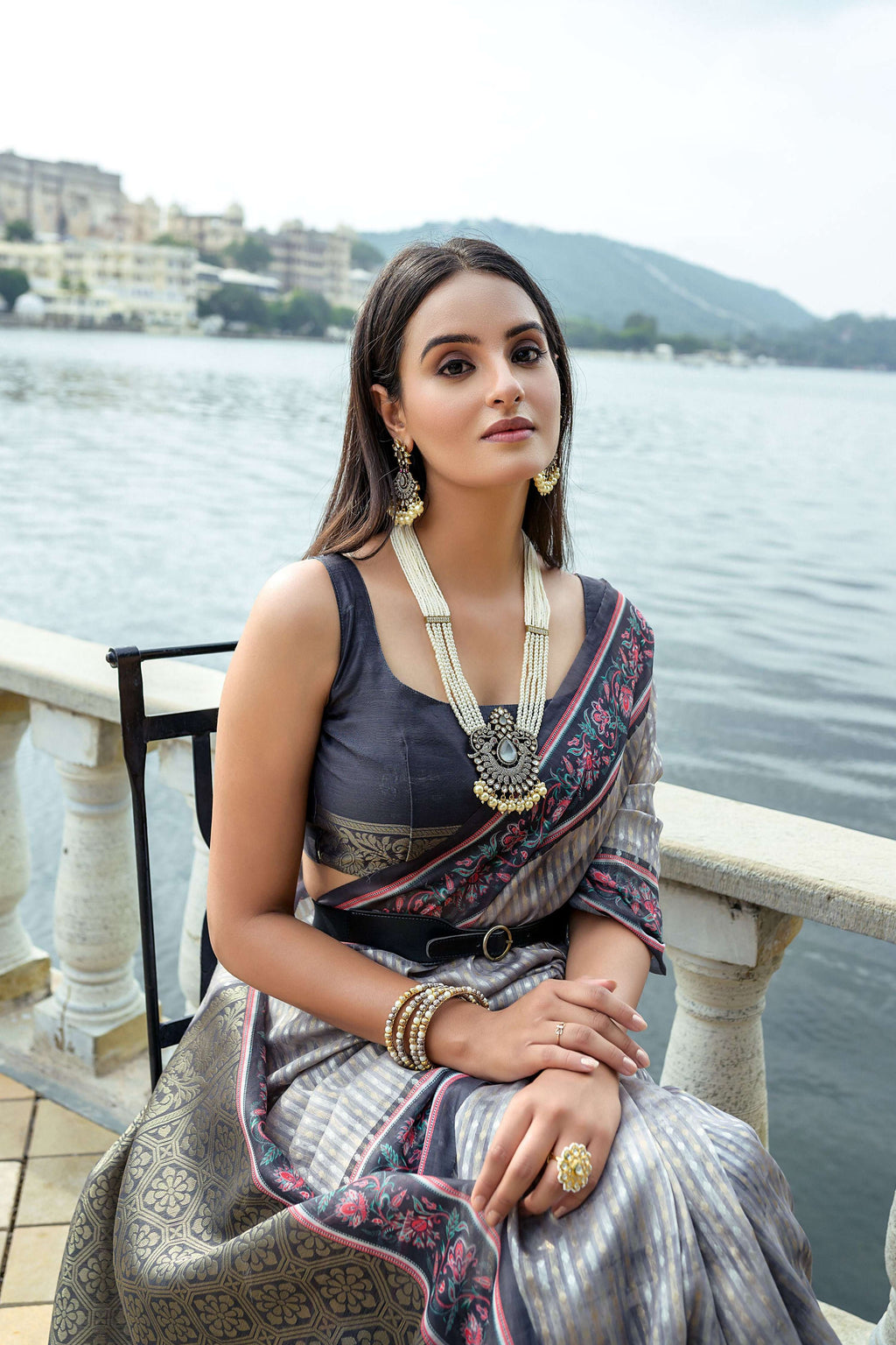 Grey Soft Silk Zari Woven Traditional Saree with Blouse Piece