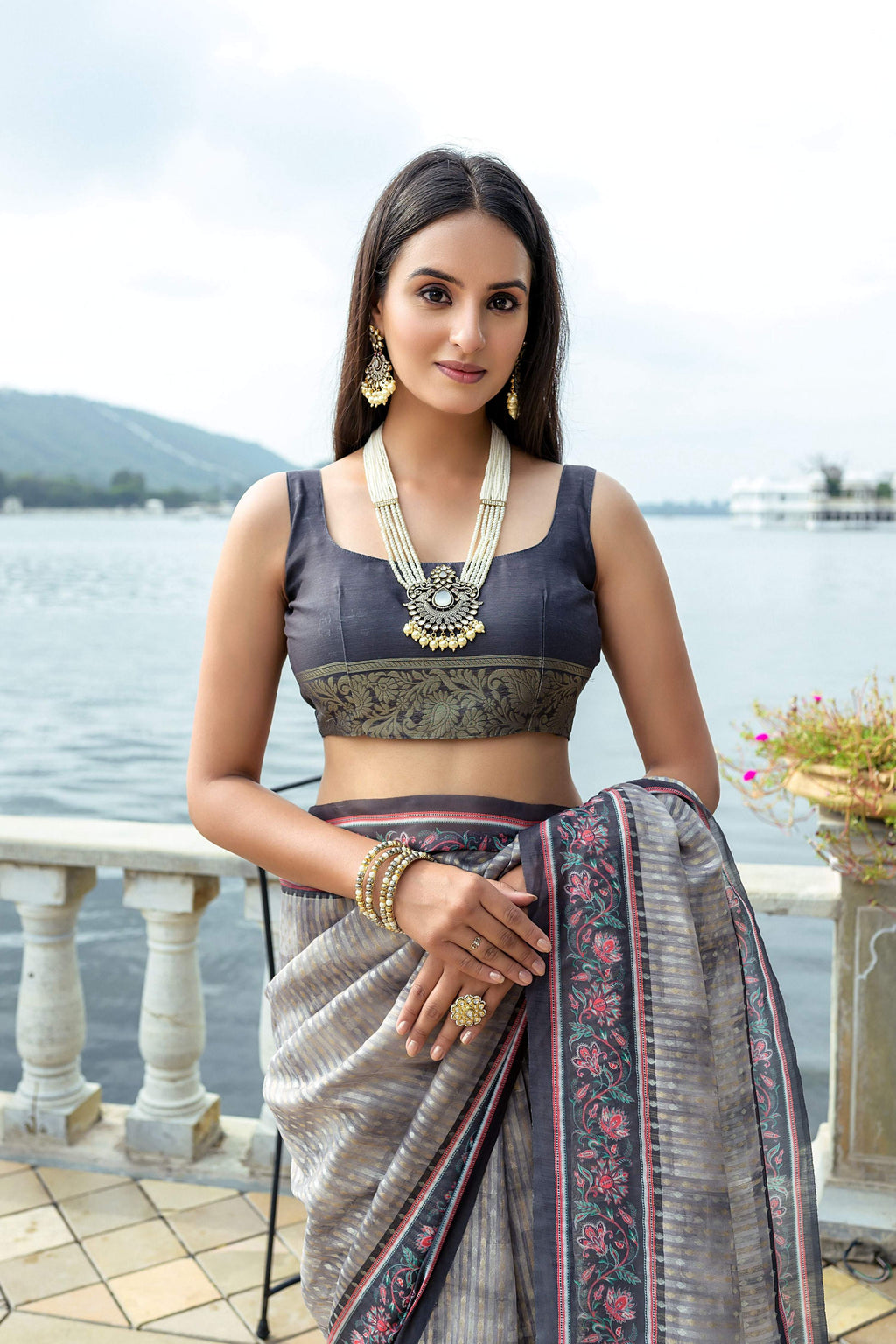 Grey Soft Silk Zari Woven Traditional Saree with Blouse Piece