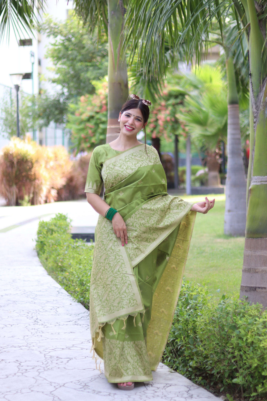 Mehendi Handloom Raw Silk Saree with Weaving Pallu and Blouse