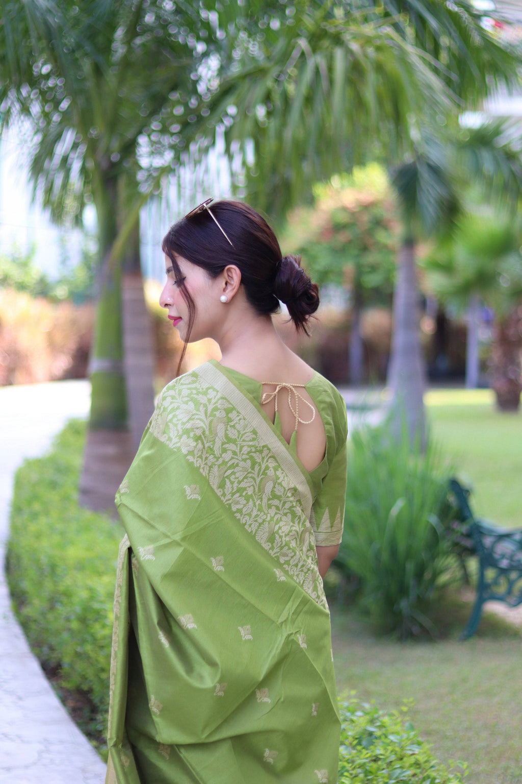Mehendi Handloom Raw Silk Saree with Weaving Pallu and Blouse