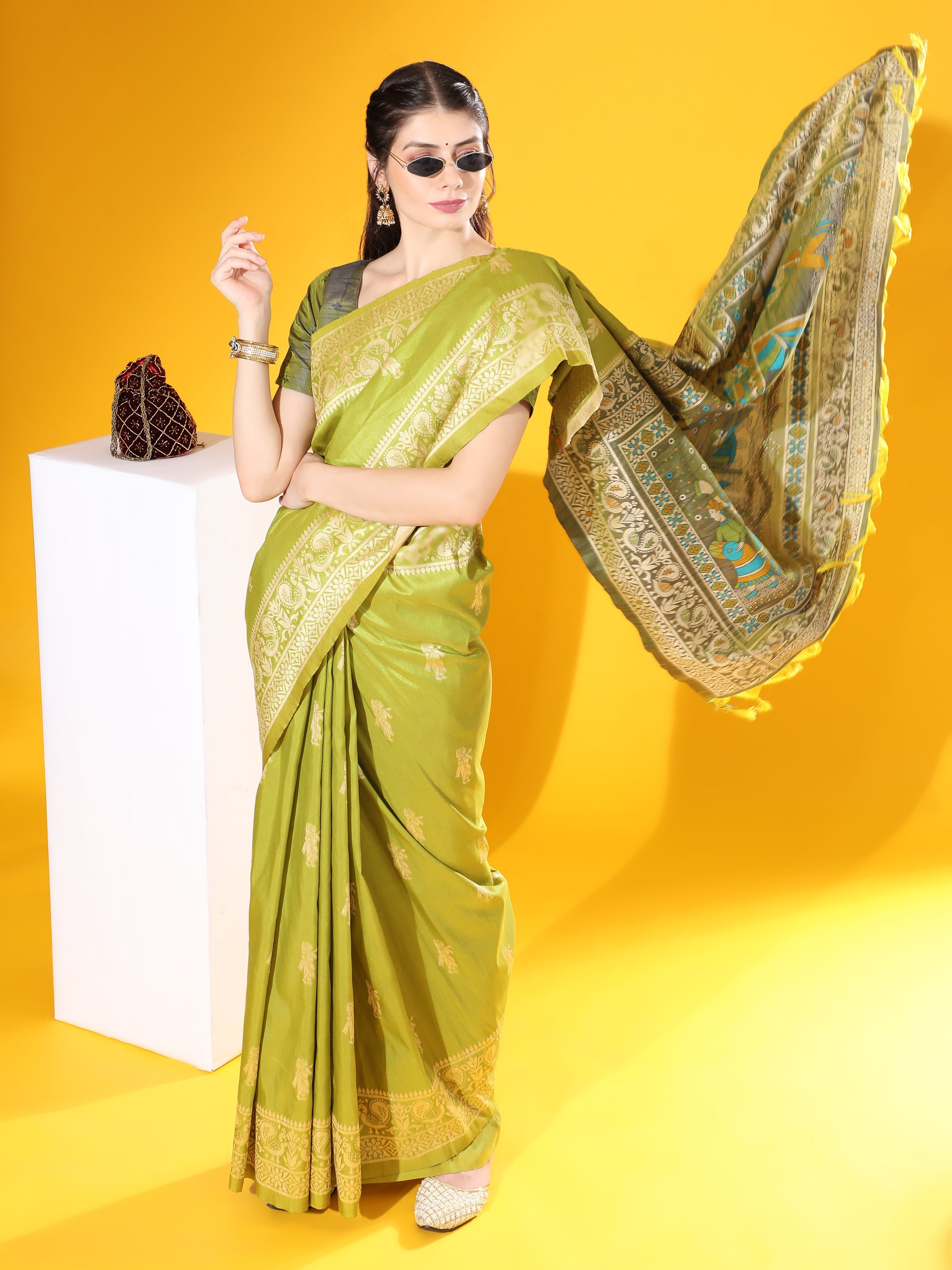 Mehendi Soft Raw Silk Two-Tone Weaving Traditional Saree