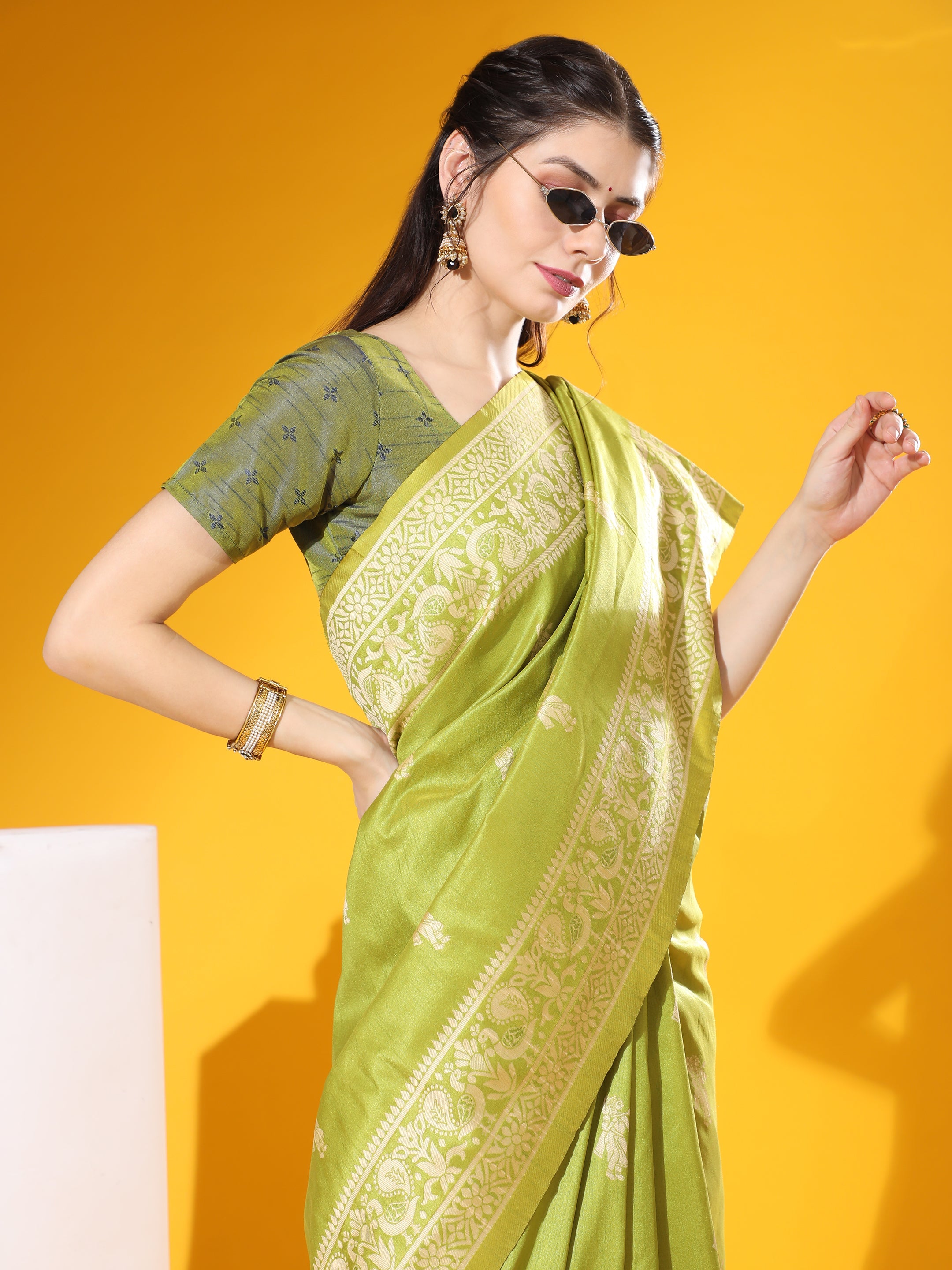 Mehendi Soft Raw Silk Two-Tone Weaving Traditional Saree