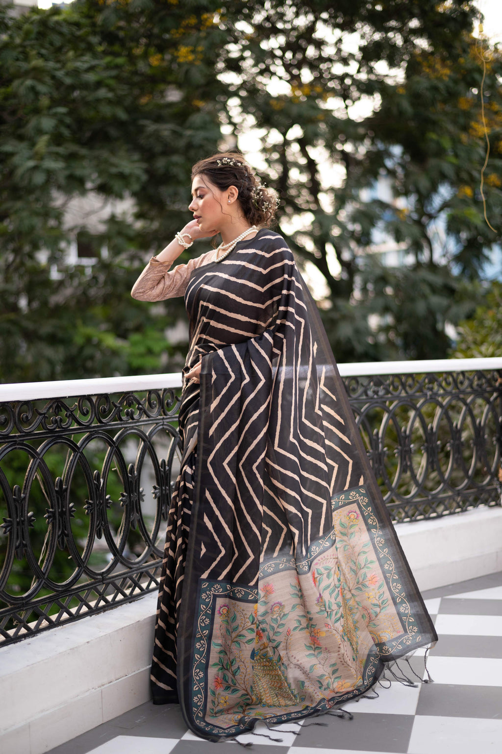 Jyoti Fashion Women's Black Tussar Silk Leheriya Print with Zari Border Saree with Blouse