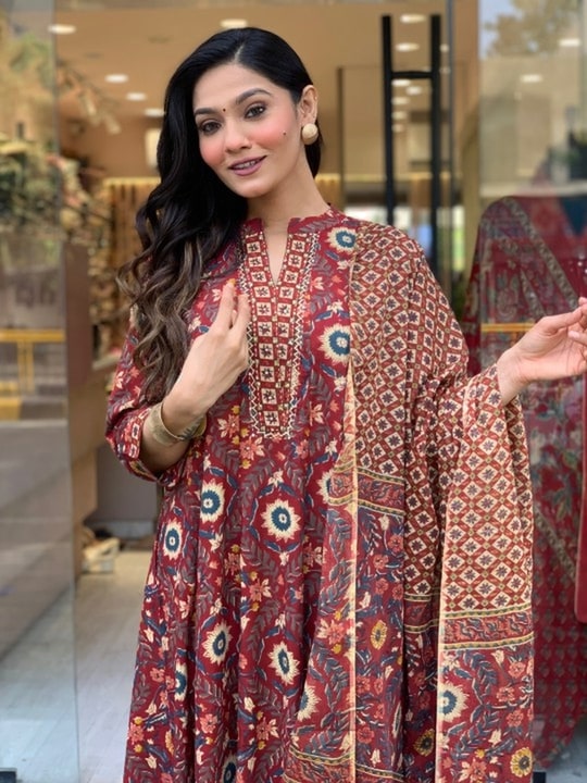 Women's Maroon Rayon Slub Floral Printed Straight Kurta Set