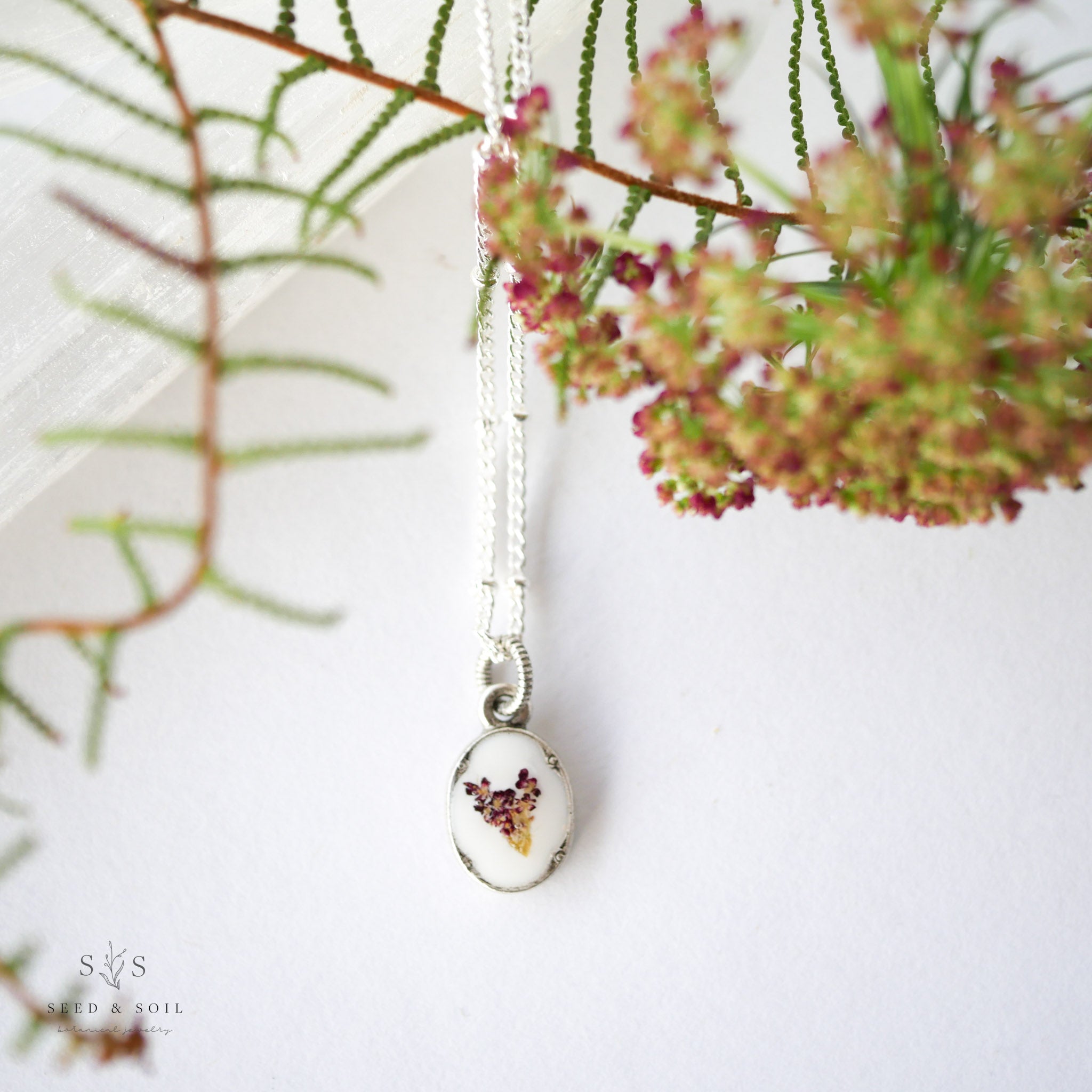 Heirloom Oval Pendant Necklace - Vintage Gold Plated Botanical