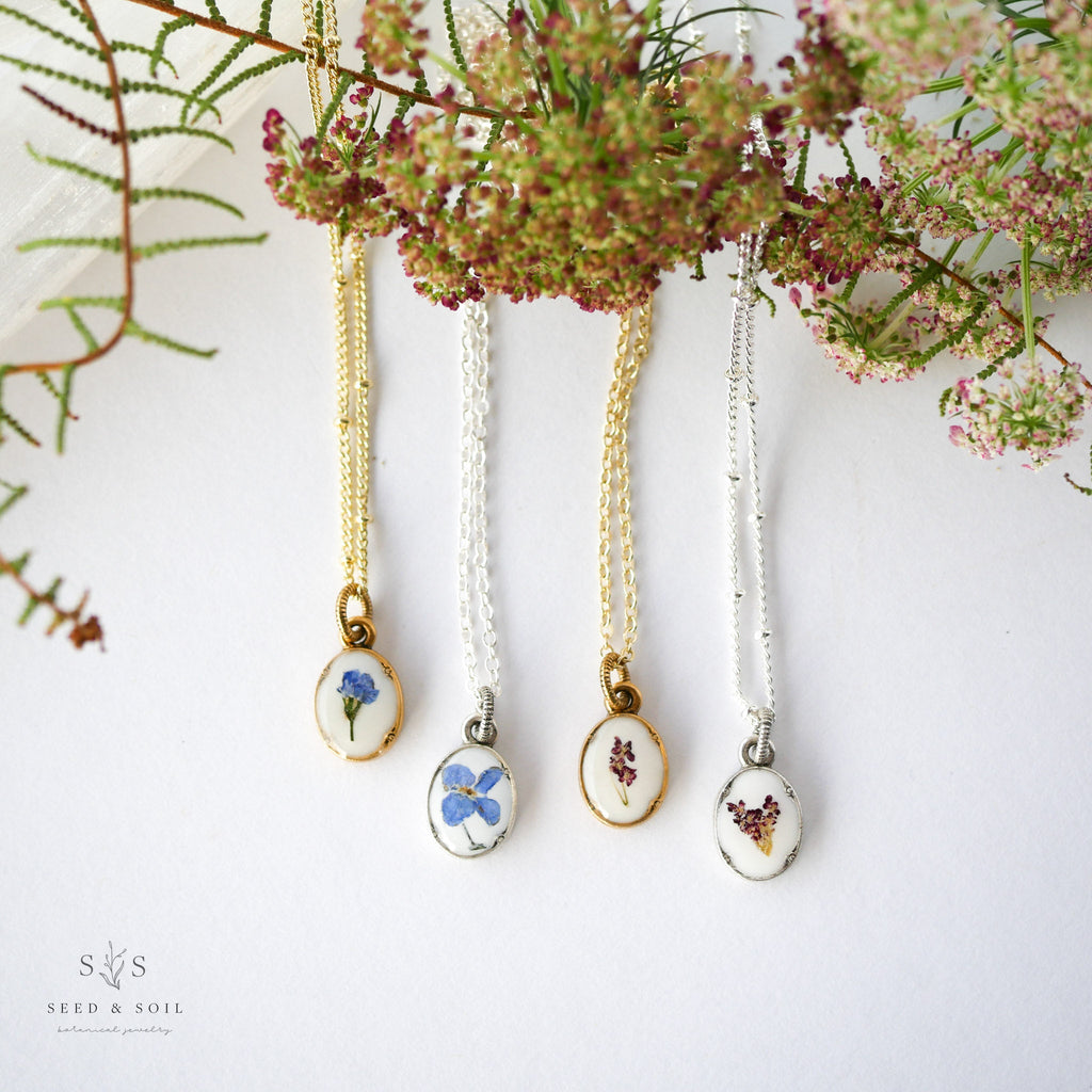 Heirloom Oval Pendant Necklace - Vintage Gold Plated Botanical