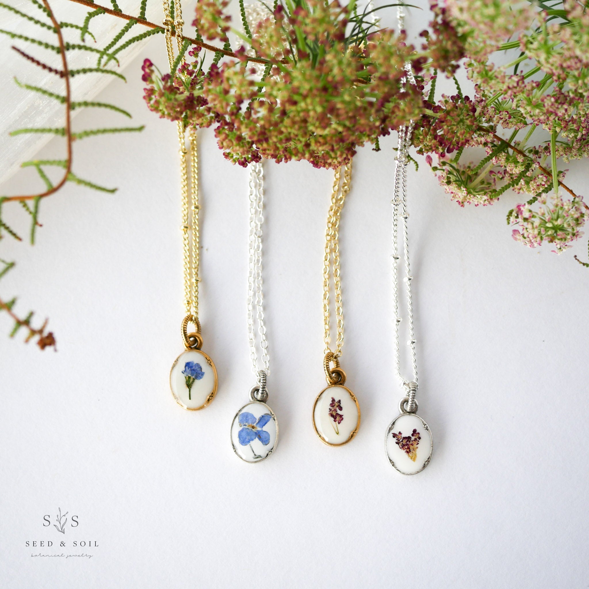 Heirloom Oval Pendant Necklace - Vintage Gold Plated Botanical