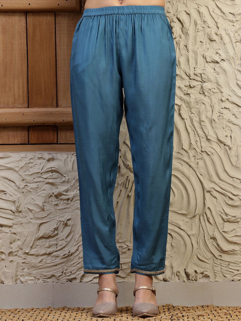 Blue Hand Embroidered Silk-Blend Kurta Set with Dual Toned Dupatta