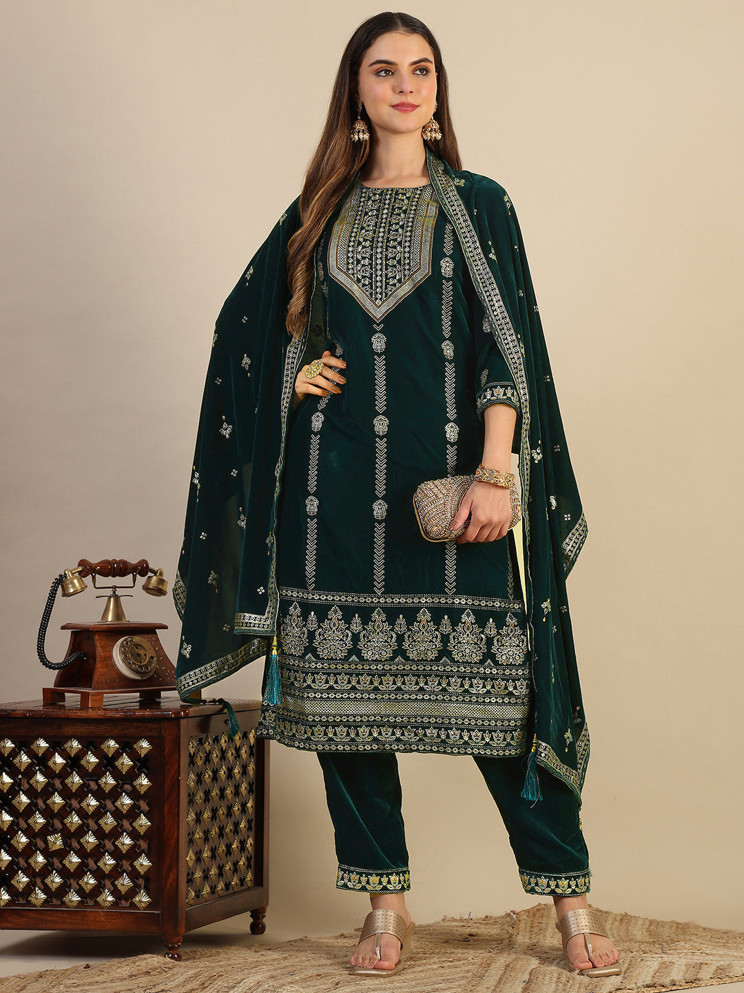 Bottle-green velvet kurta set featuring foil print detailing and matching dupatta