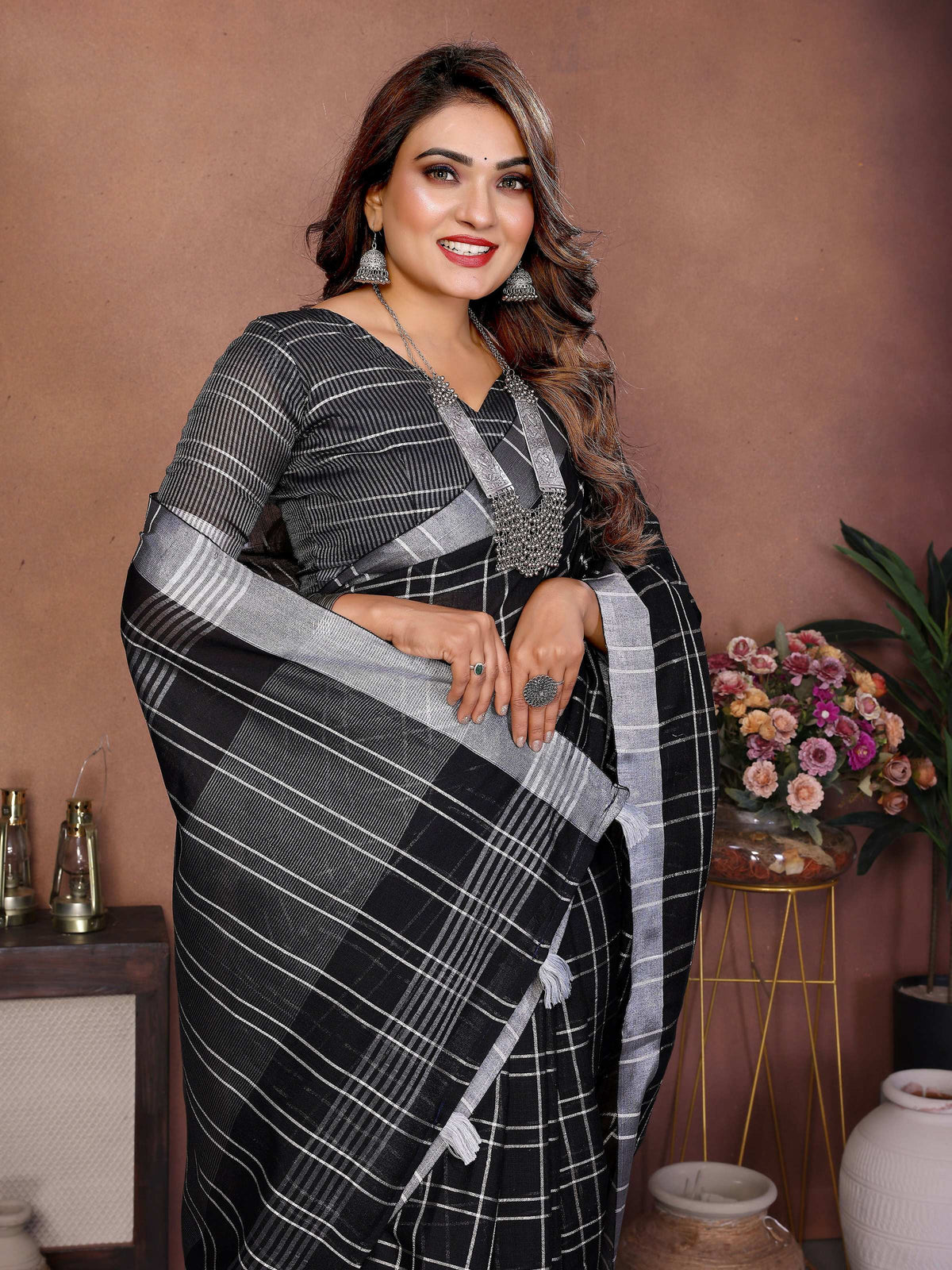 Black Linen Weaving Saree - Elegant 5.5 Meter Drape