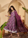 Woman wearing a purple printed pure cotton kurta set with V-neck and 3/4 sleeves