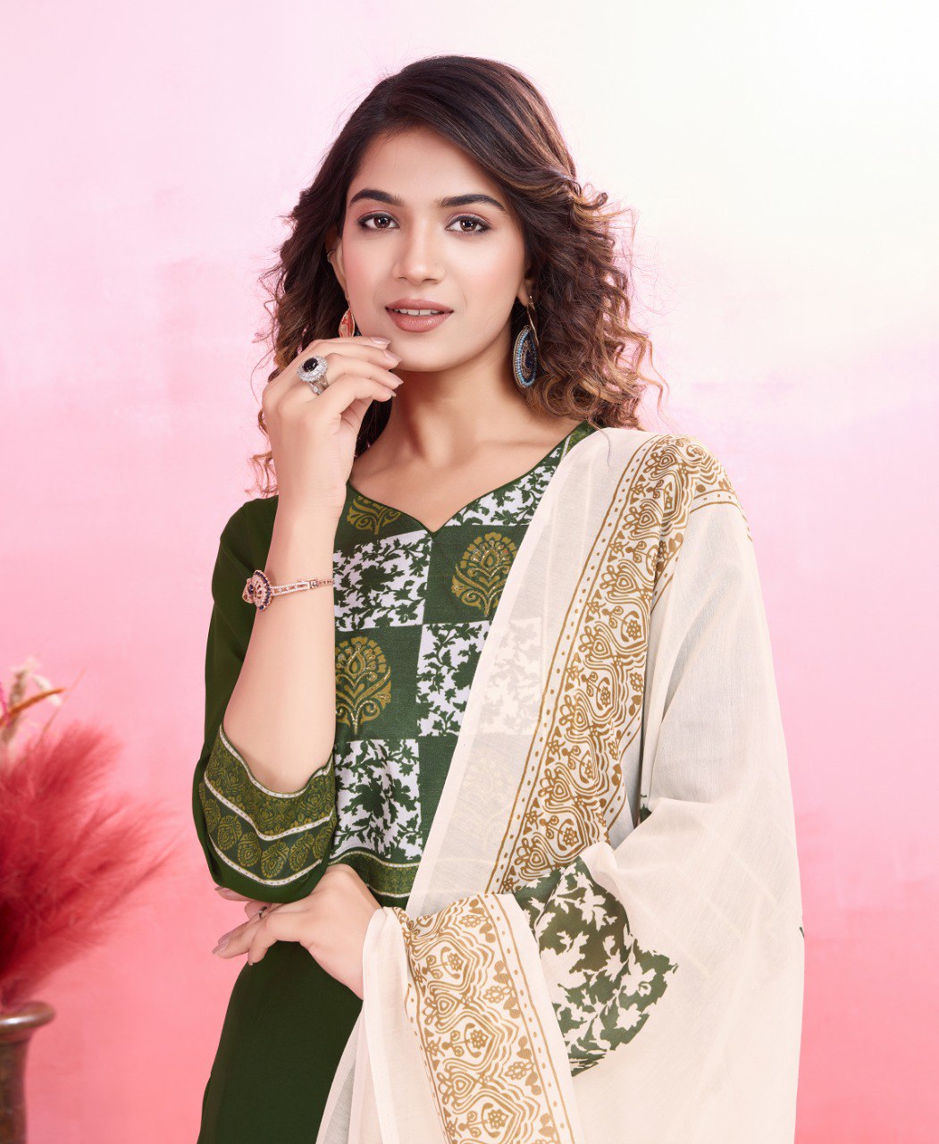 Mahendi Viscose Silk Floral Print Kurta Set for Women