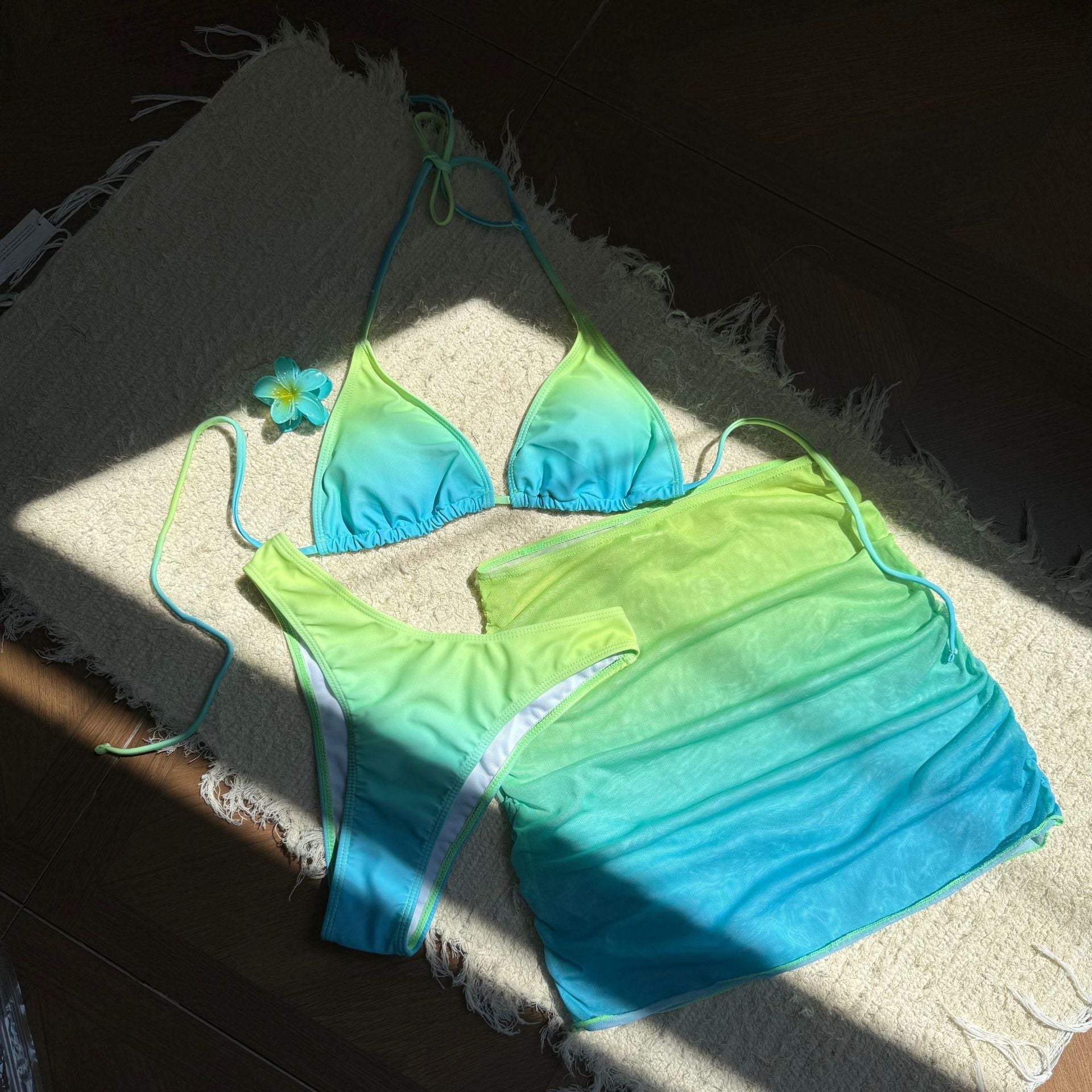 Sexy Gradient 3-Piece Bikini Set with Halter Top and Ruched Detail