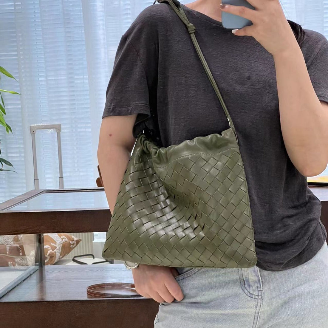 Woven Leather Shoulder Bag Retro Design Soft Cowhide Purse - Image 3