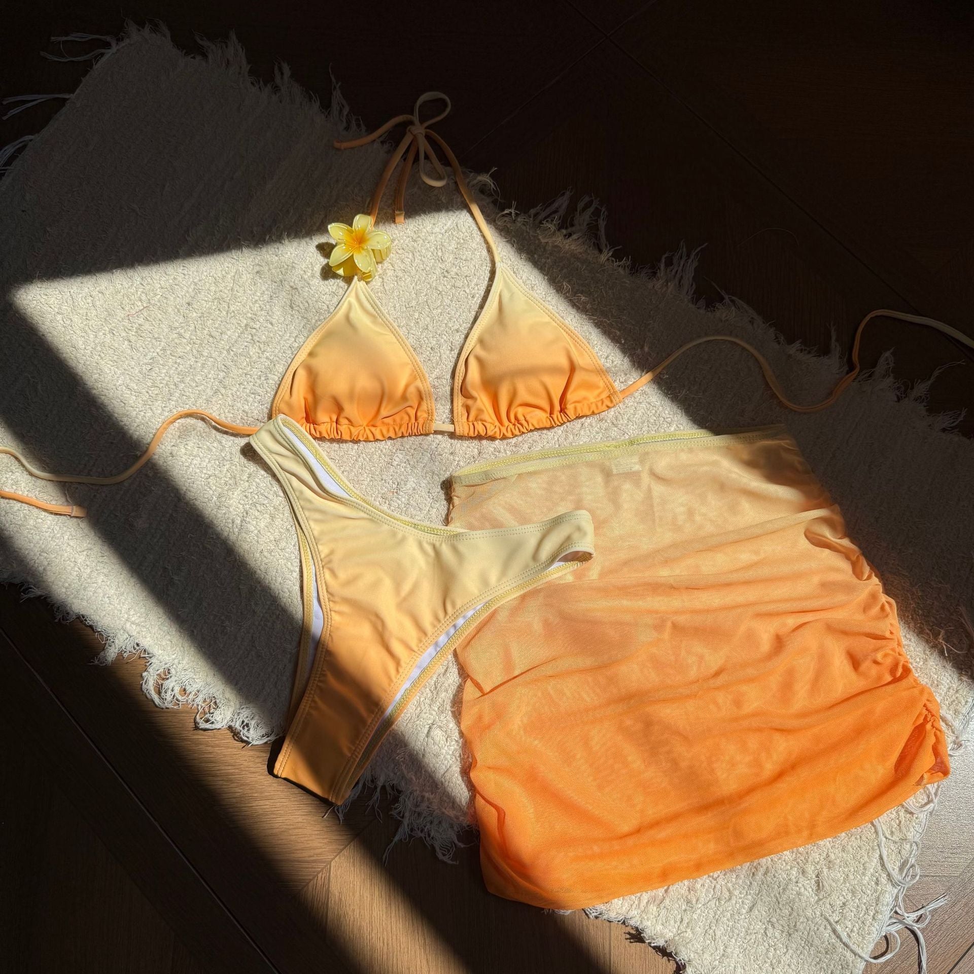 Sexy Gradient 3-Piece Bikini Set with Halter Top and Ruched Detail