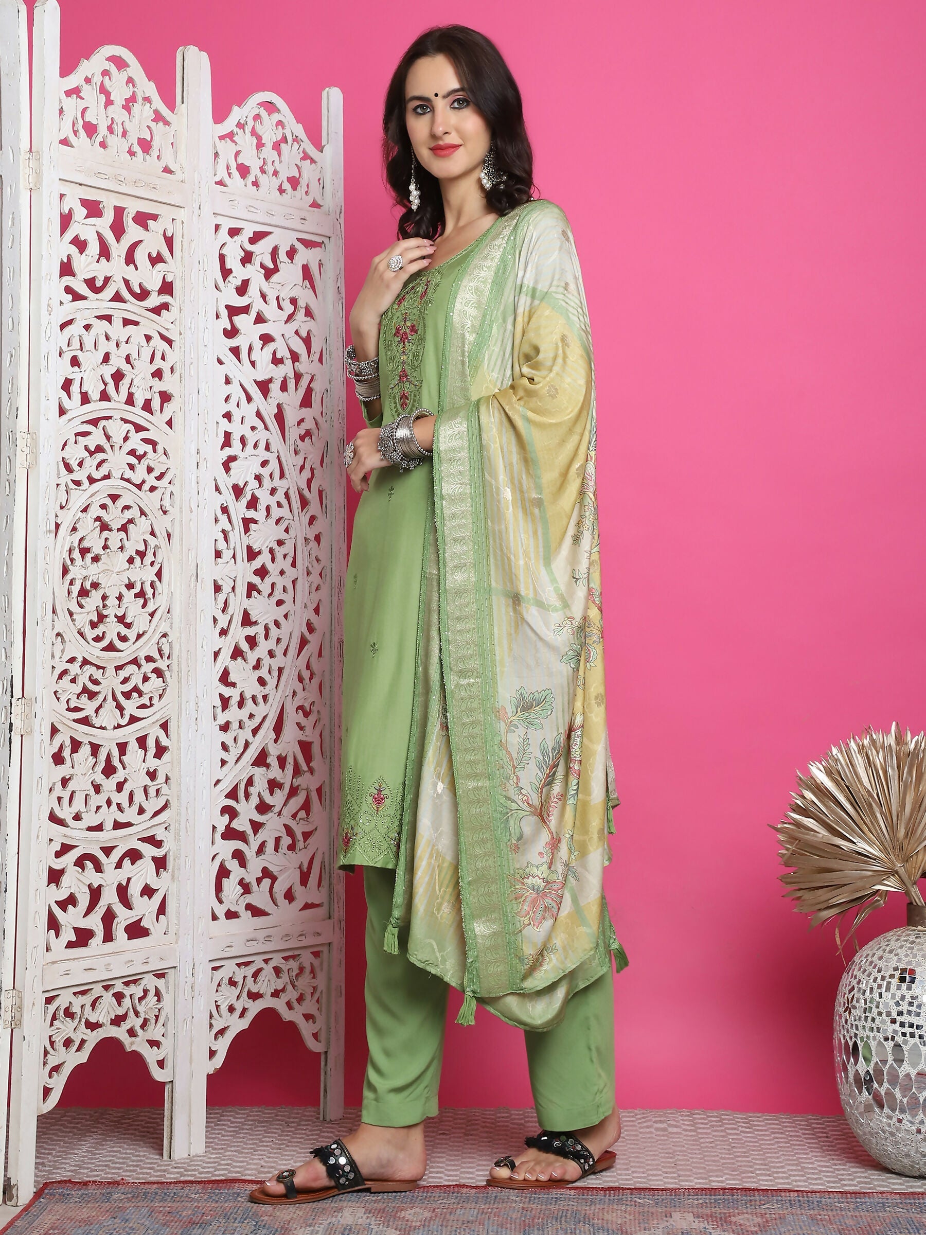 Women's Green Muslin Floral Resham Embroidery Kurta Set