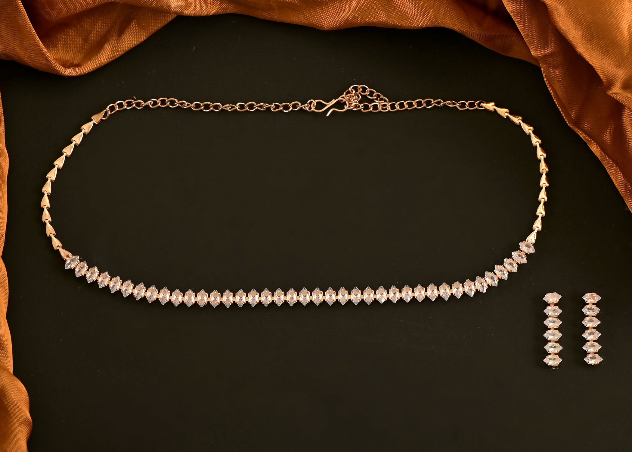 Golden White Jadau Kundan and Pearl necklace set with earrings.