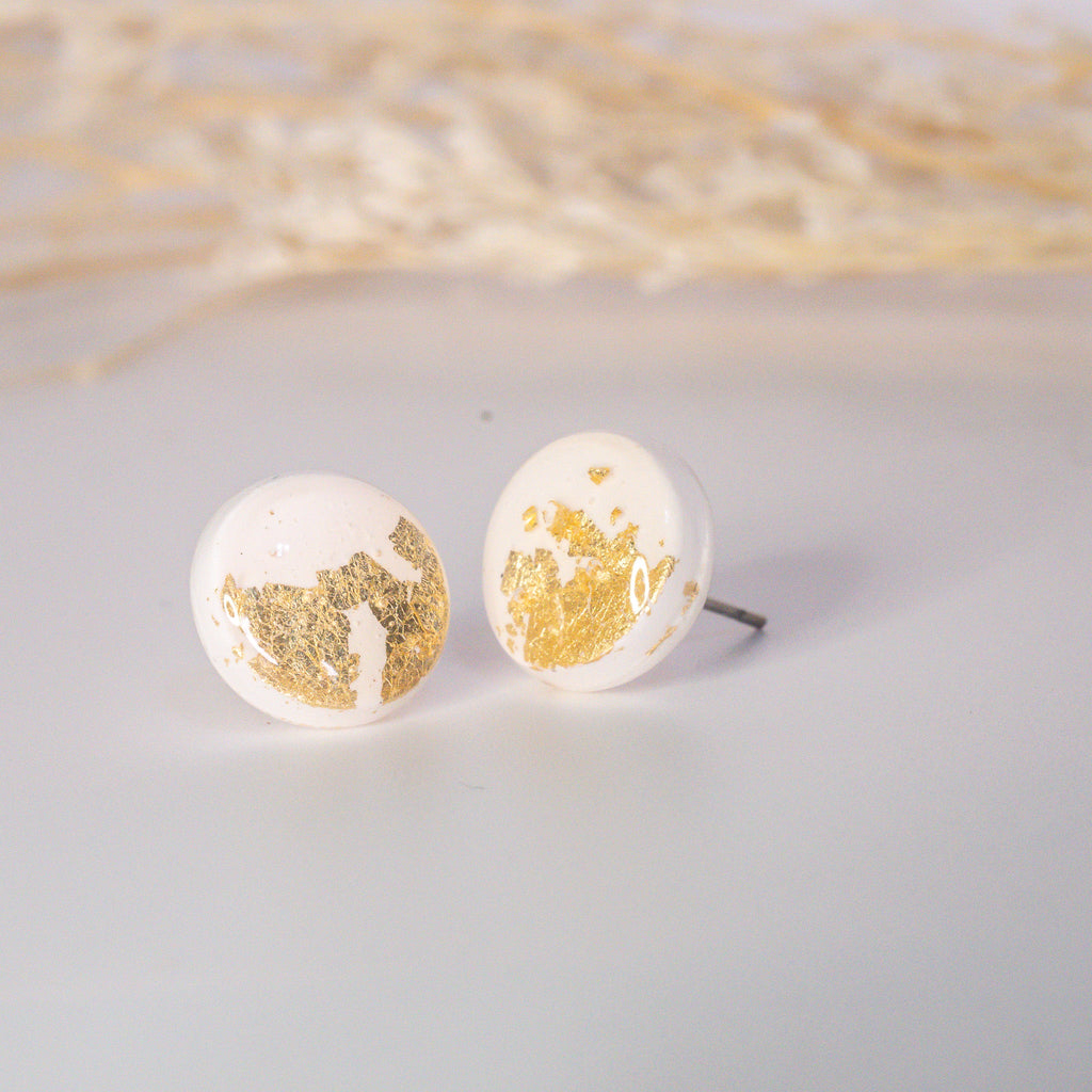 Ngọc Nắng White and Gold Flake Minimalist Stud Earrings