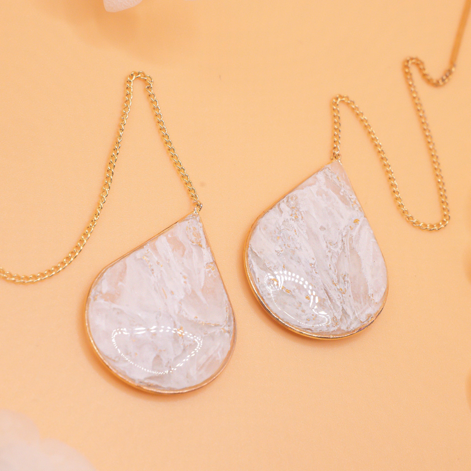Cẩm White Marble Gold Ear Threaders featuring a lightweight, paper-thin clay finish and elegant gold accents.