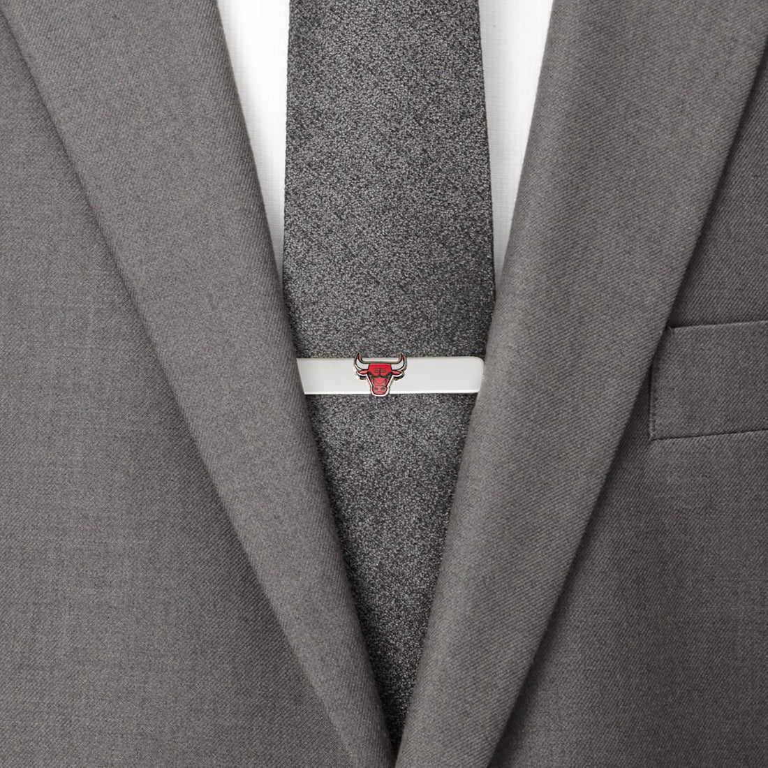 Chicago Bulls NBA Logo Sliding Tie Bar in Silver Tone - Image 2