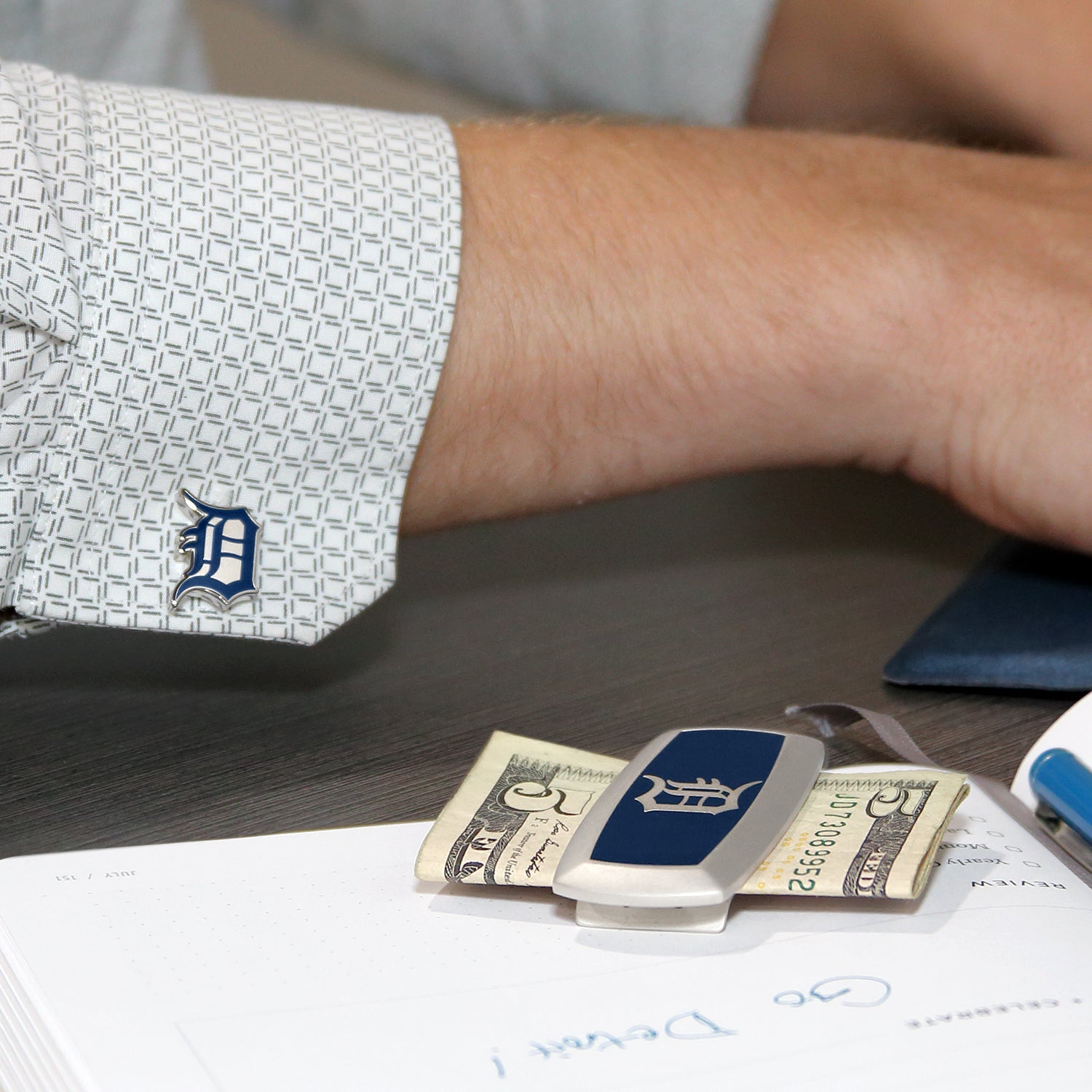 Detroit Tigers MLB Logo Silver Tone Cufflinks - Image 4