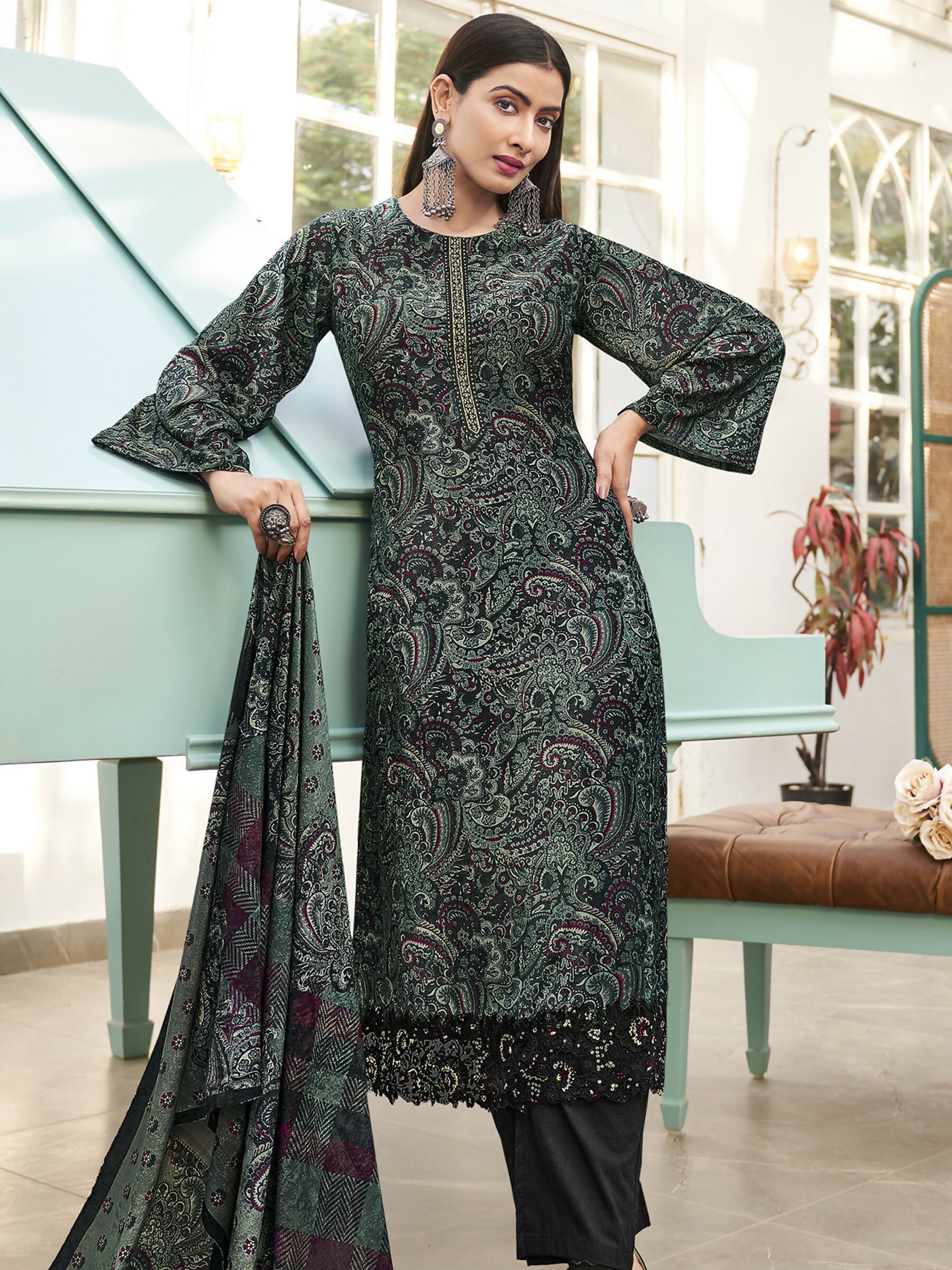 Women's Green Velvet Kurta Set with Resham Thread Work and Print