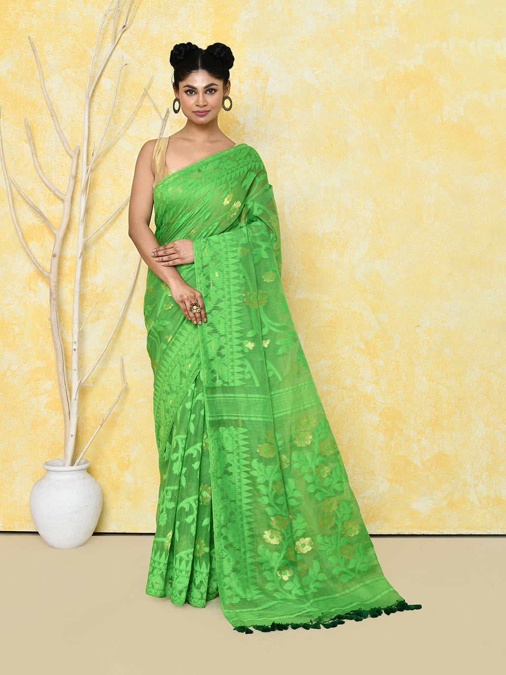 Green cotton silk Jamdani saree with detailed handwoven pattern