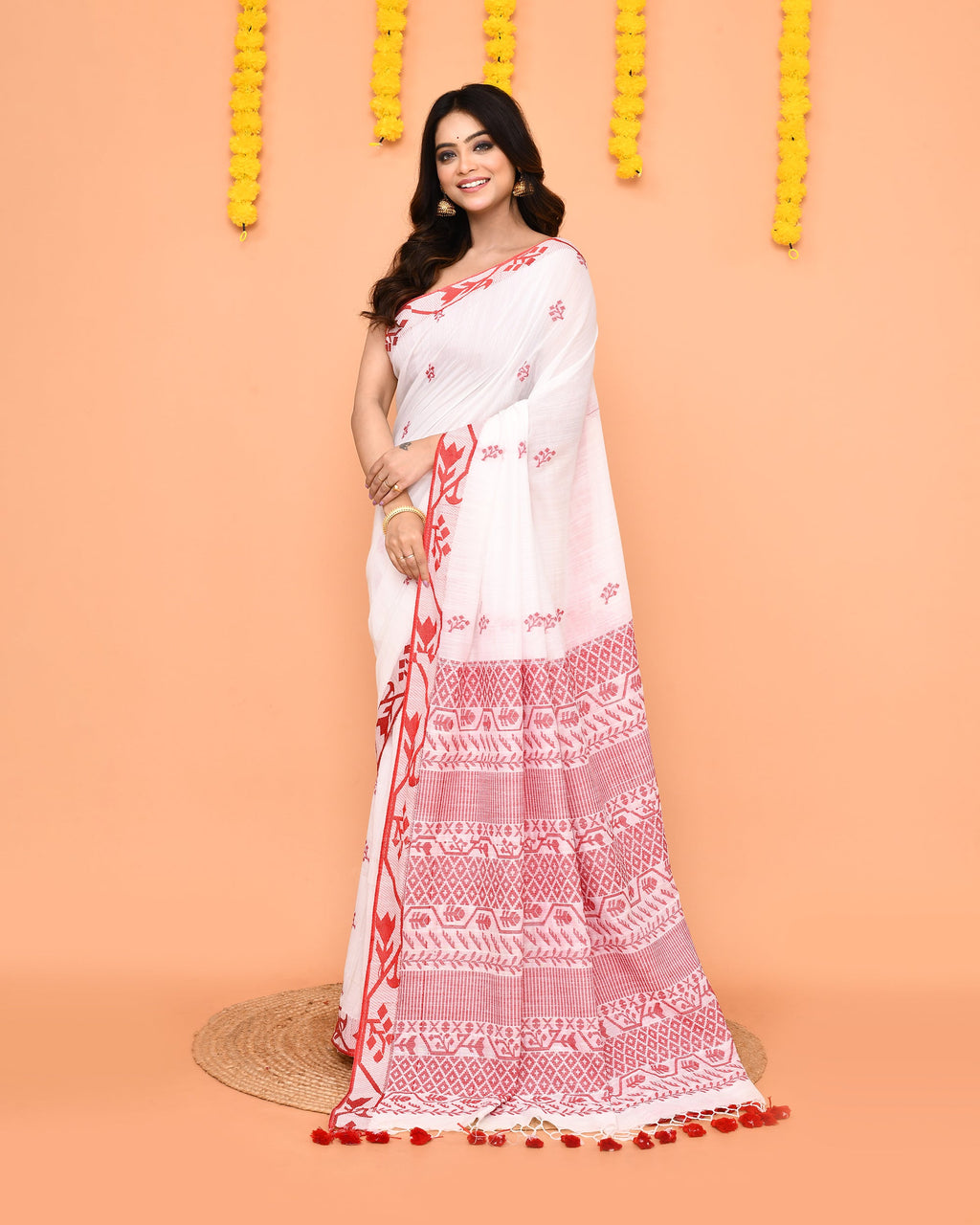 Piyari Fashion Women's White Cotton Handloom Saree With Tassels