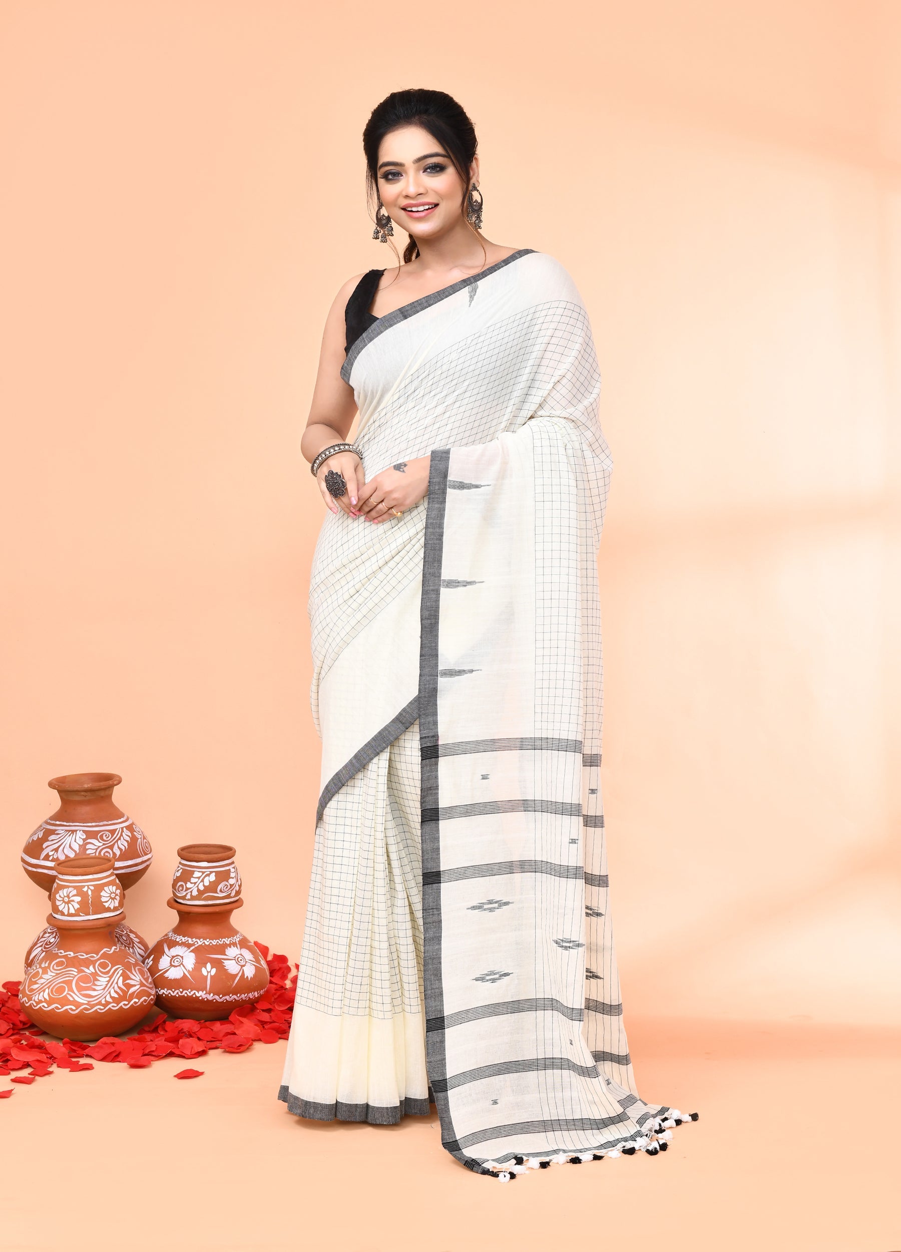 Off white mul cotton jamdani saree with matching blouse piece.